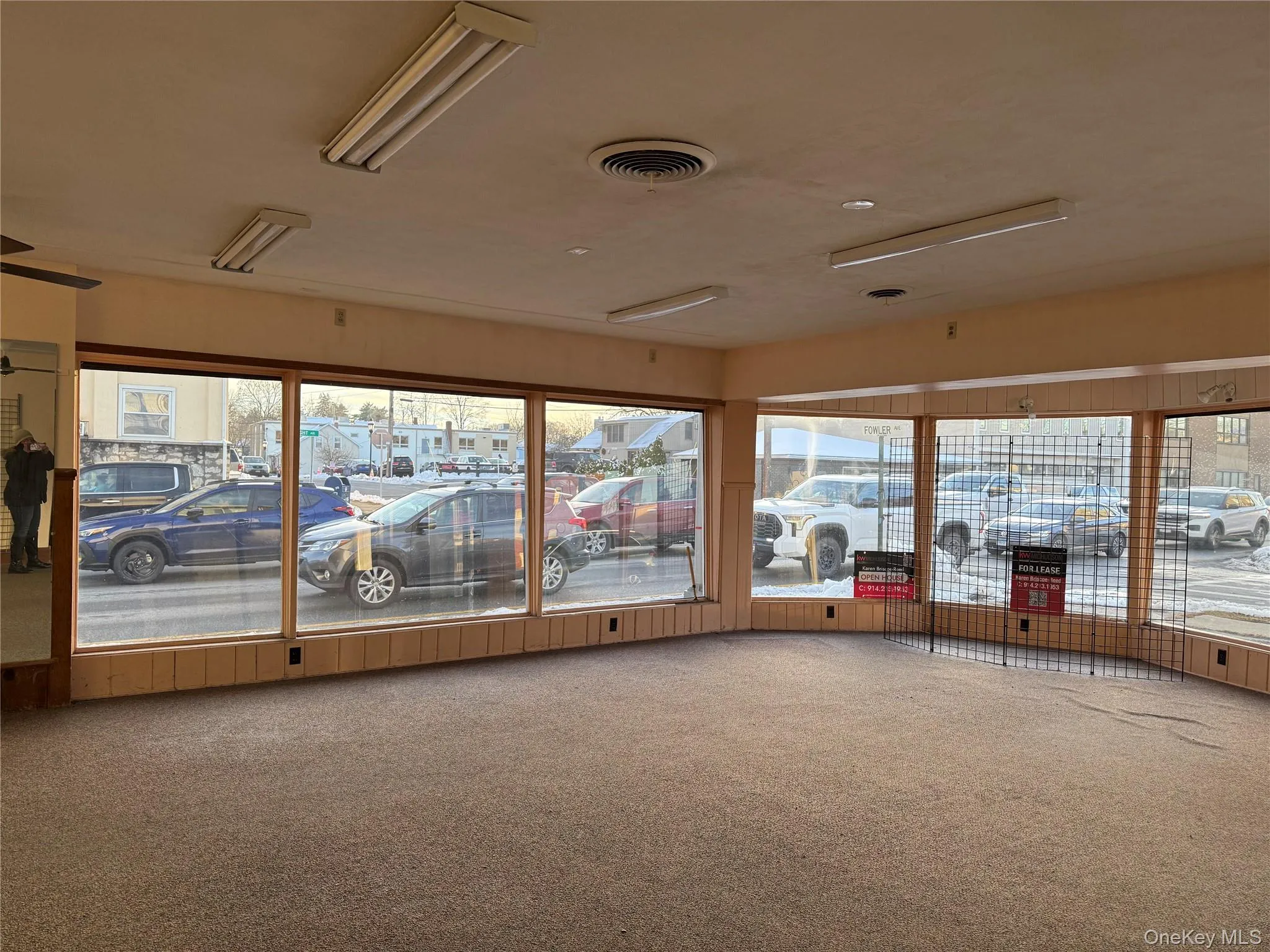 High Visibility Unfurnished Retail with carpet High Visibility Unfurnished Retail with carpet