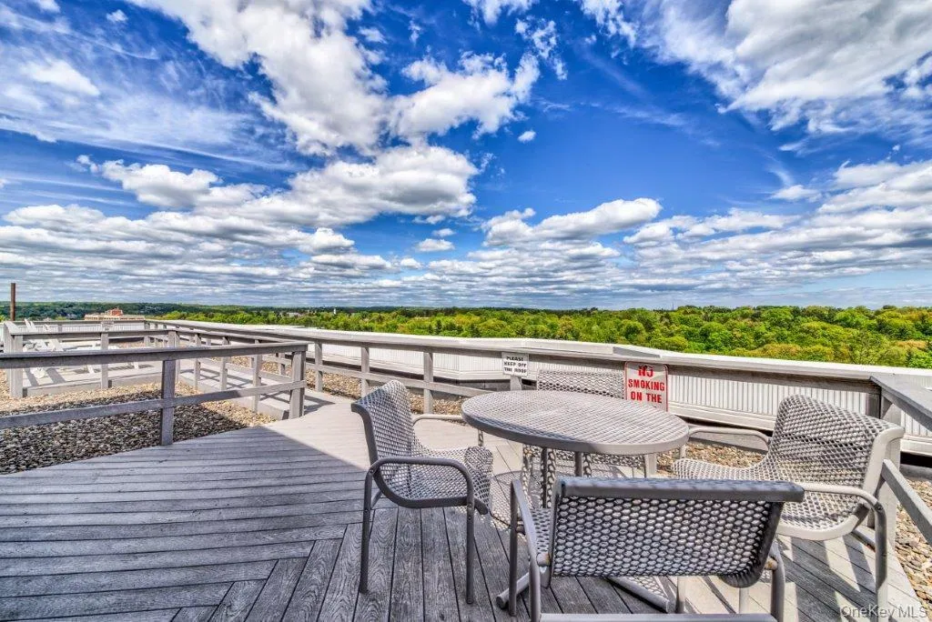Sun deck overlooking White Plains Sun deck overlooking White Plains