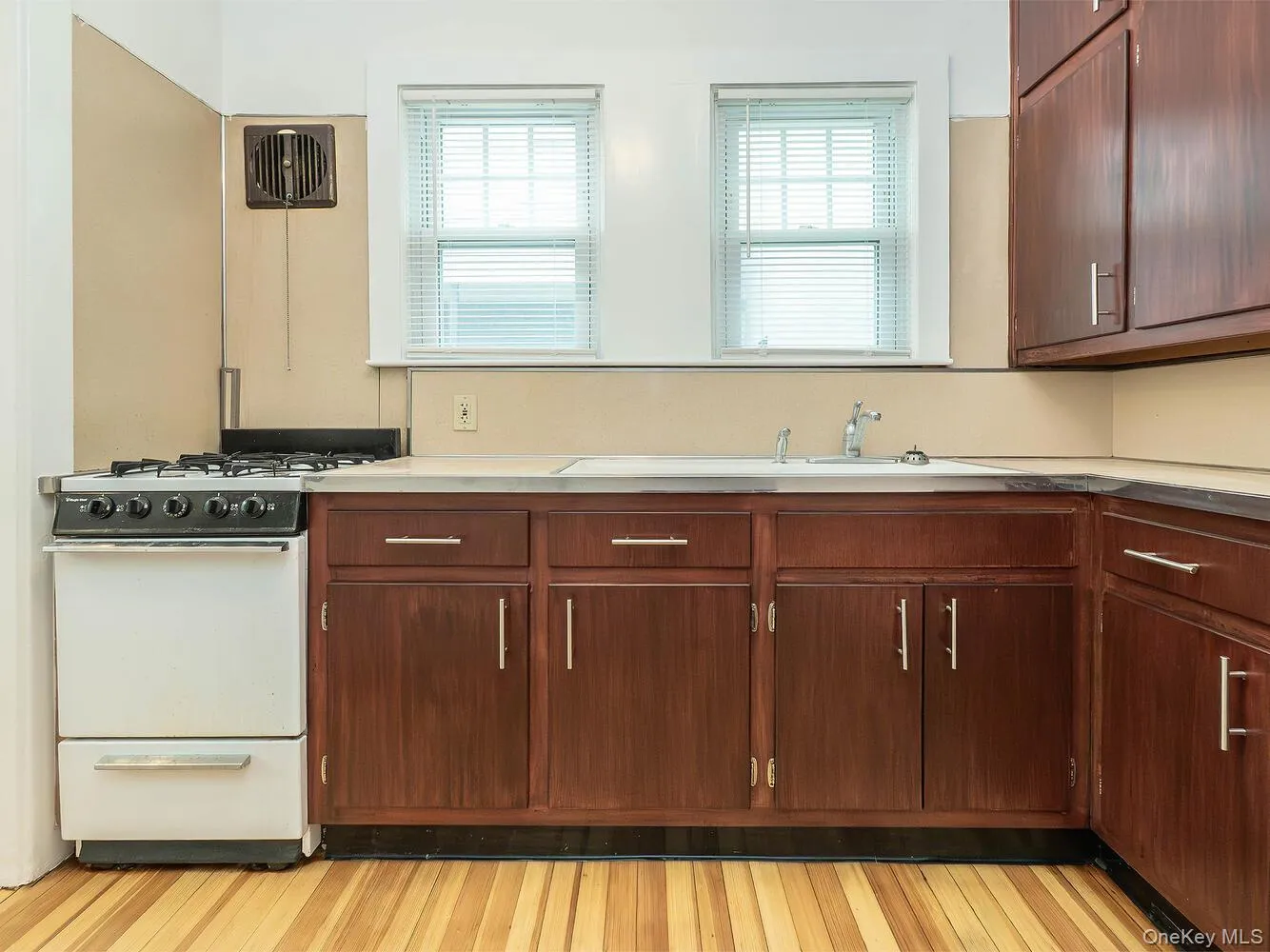 70 Central Avenue, Oyster Bay, NY, 1 Bedroom Bedrooms, 4 Rooms Rooms,1 BathroomBathrooms,Residential Lease,For Rent,Central,0,982316 70 Central Avenue, Oyster Bay, NY, 1 Bedroom Bedrooms, 4 Rooms Rooms,1 BathroomBathrooms,Residential Lease,For Rent,Central,0,982316