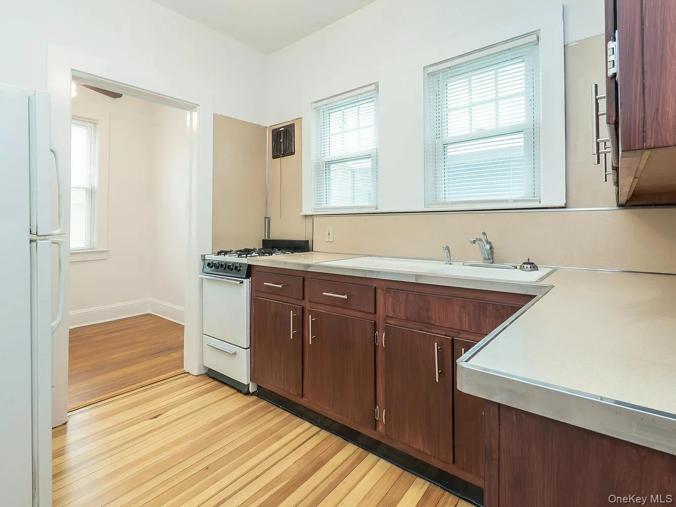 70 Central Avenue, Oyster Bay, NY, 1 Bedroom Bedrooms, 4 Rooms Rooms,1 BathroomBathrooms,Residential Lease,For Rent,Central,0,982316 70 Central Avenue, Oyster Bay, NY, 1 Bedroom Bedrooms, 4 Rooms Rooms,1 BathroomBathrooms,Residential Lease,For Rent,Central,0,982316