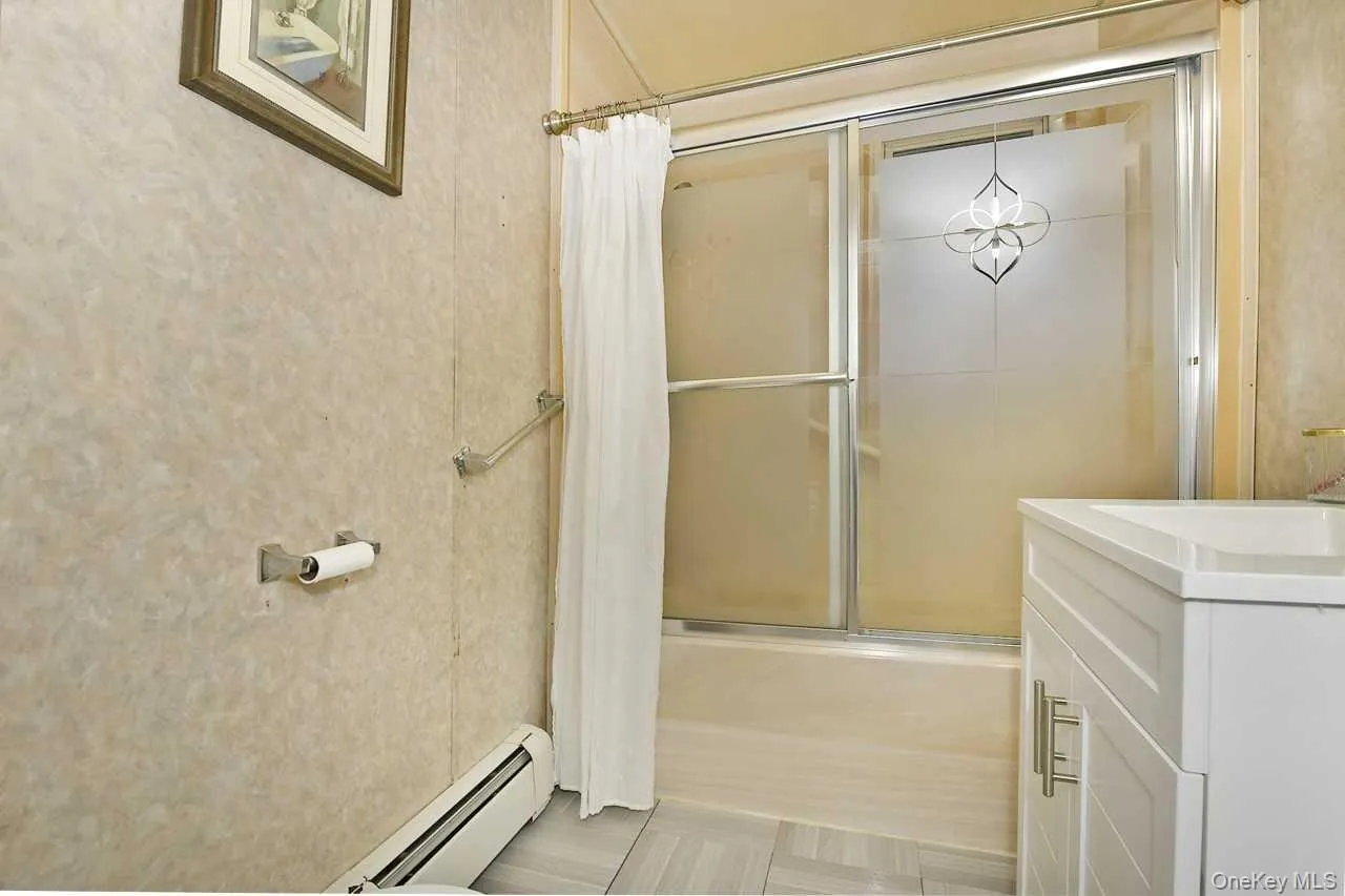 1ST FLOOR BATHROOM 1ST FLOOR BATHROOM