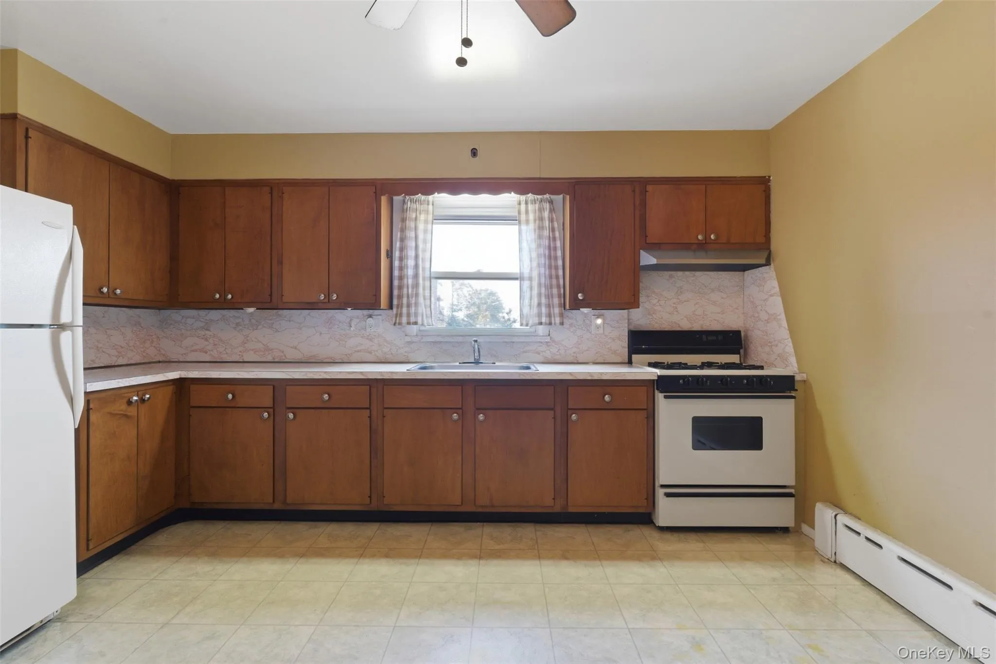 Eat in Kitchen with gas stove/oven and refrigerator Eat in Kitchen with gas stove/oven and refrigerator