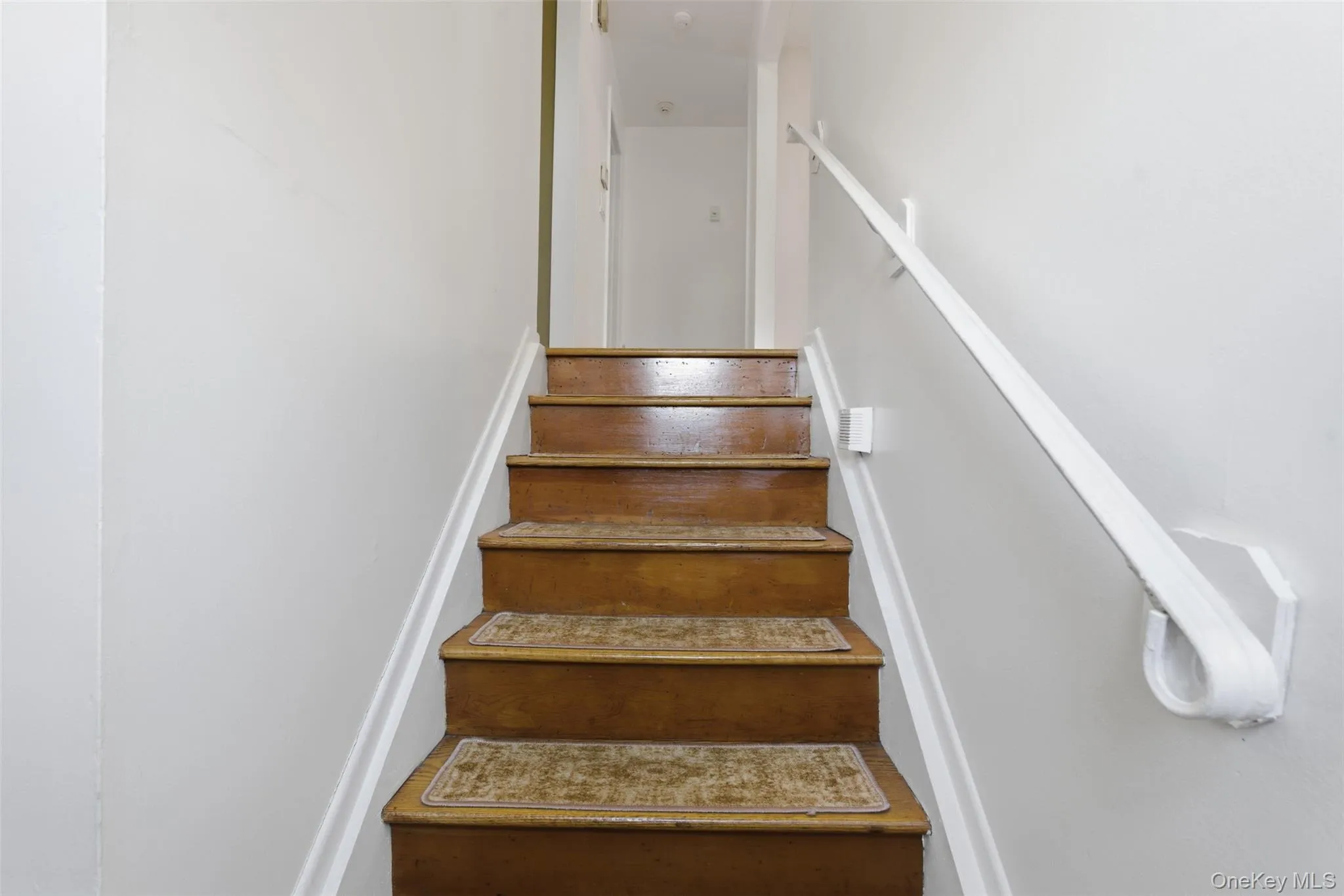 Stairway leading from the entrance door to the apartment on the 2nd floor Stairway leading from the entrance door to the apartment on the 2nd floor