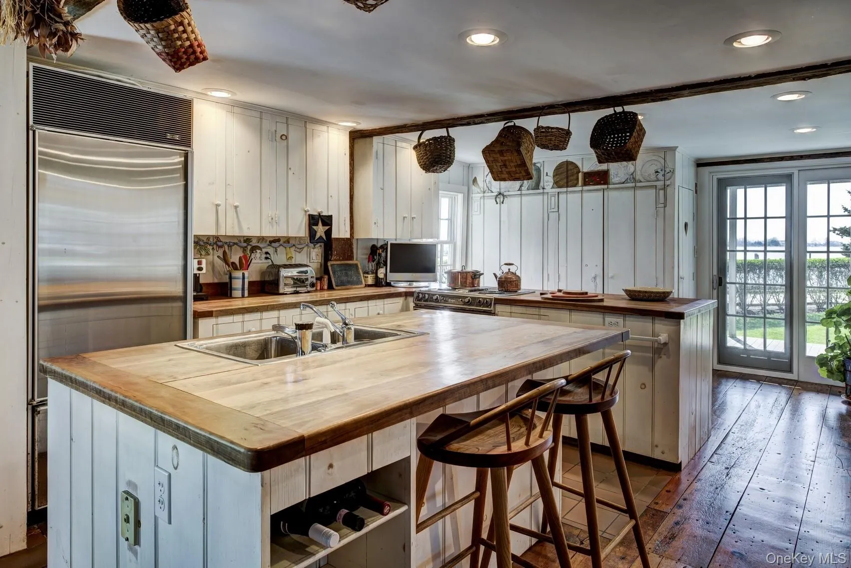 eat-in kitchen eat-in kitchen