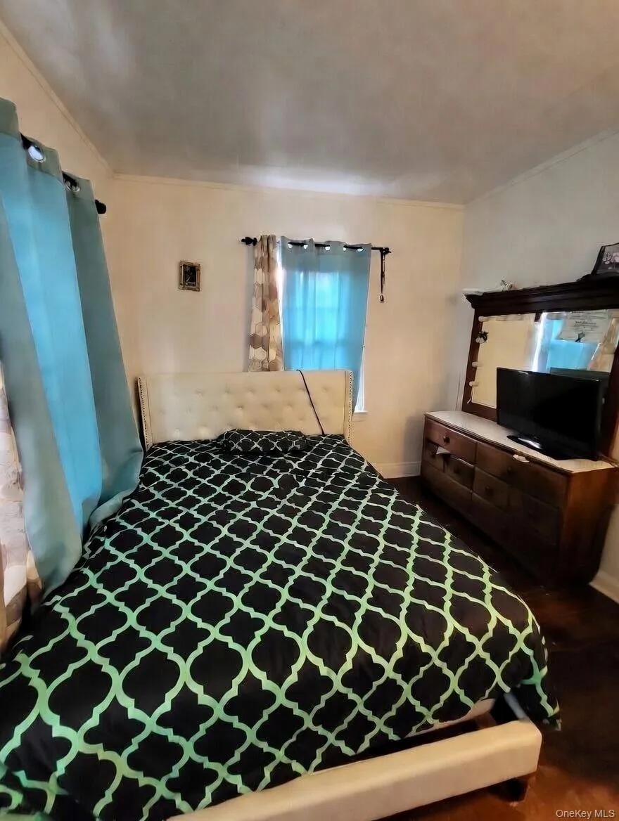 4223 Gunther Avenue, New York, NY, 3 Bedrooms Bedrooms, 13 Rooms Rooms,2 BathroomsBathrooms,Residential,For Rent,Gunther,0,982551 4223 Gunther Avenue, New York, NY, 3 Bedrooms Bedrooms, 13 Rooms Rooms,2 BathroomsBathrooms,Residential,For Rent,Gunther,0,982551