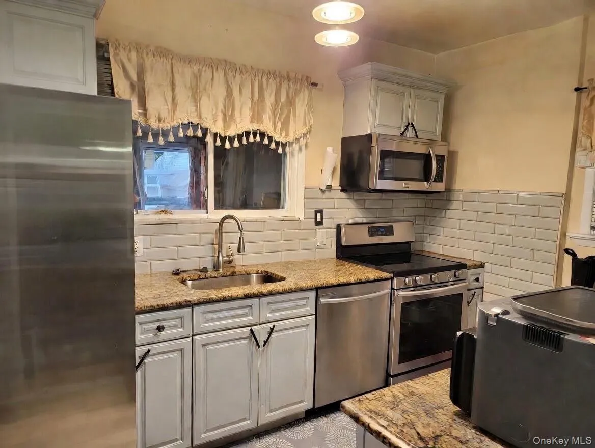 4223 Gunther Avenue, New York, NY, 3 Bedrooms Bedrooms, 13 Rooms Rooms,2 BathroomsBathrooms,Residential,For Rent,Gunther,0,982551 4223 Gunther Avenue, New York, NY, 3 Bedrooms Bedrooms, 13 Rooms Rooms,2 BathroomsBathrooms,Residential,For Rent,Gunther,0,982551