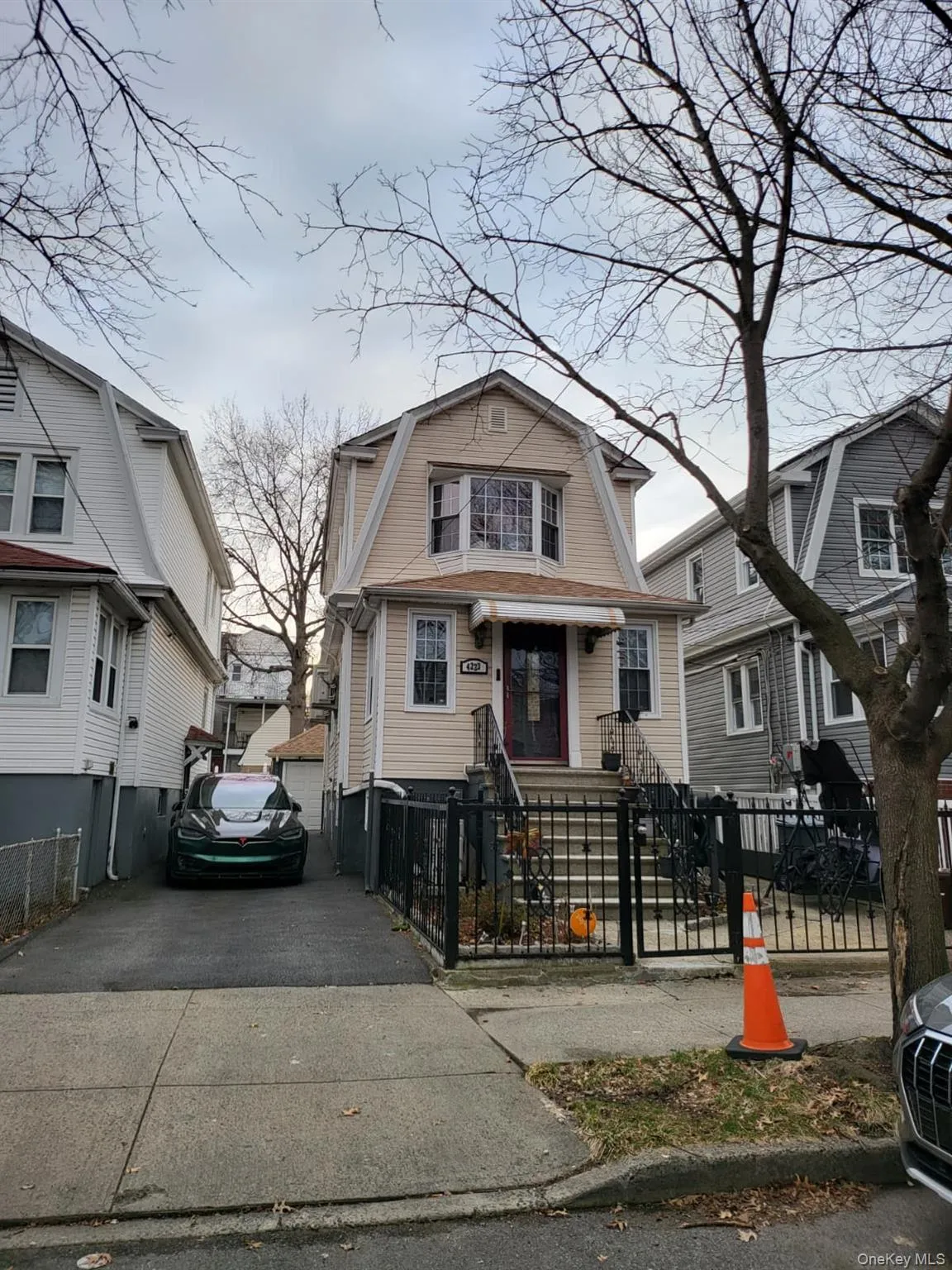 4223 Gunther Avenue, New York, NY, 3 Bedrooms Bedrooms, 13 Rooms Rooms,2 BathroomsBathrooms,Residential,For Rent,Gunther,0,982551 4223 Gunther Avenue, New York, NY, 3 Bedrooms Bedrooms, 13 Rooms Rooms,2 BathroomsBathrooms,Residential,For Rent,Gunther,0,982551