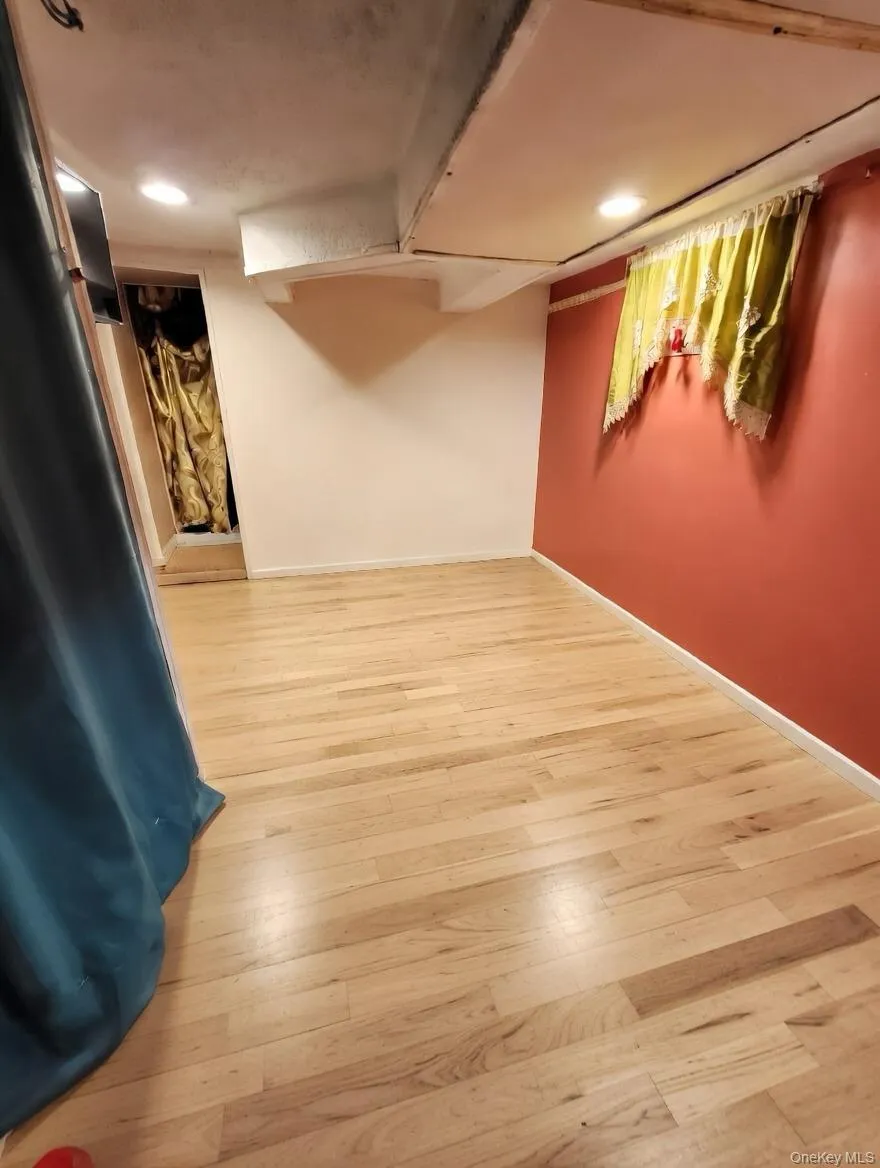 4223 Gunther Avenue, New York, NY, 3 Bedrooms Bedrooms, 13 Rooms Rooms,2 BathroomsBathrooms,Residential,For Rent,Gunther,0,982551 4223 Gunther Avenue, New York, NY, 3 Bedrooms Bedrooms, 13 Rooms Rooms,2 BathroomsBathrooms,Residential,For Rent,Gunther,0,982551