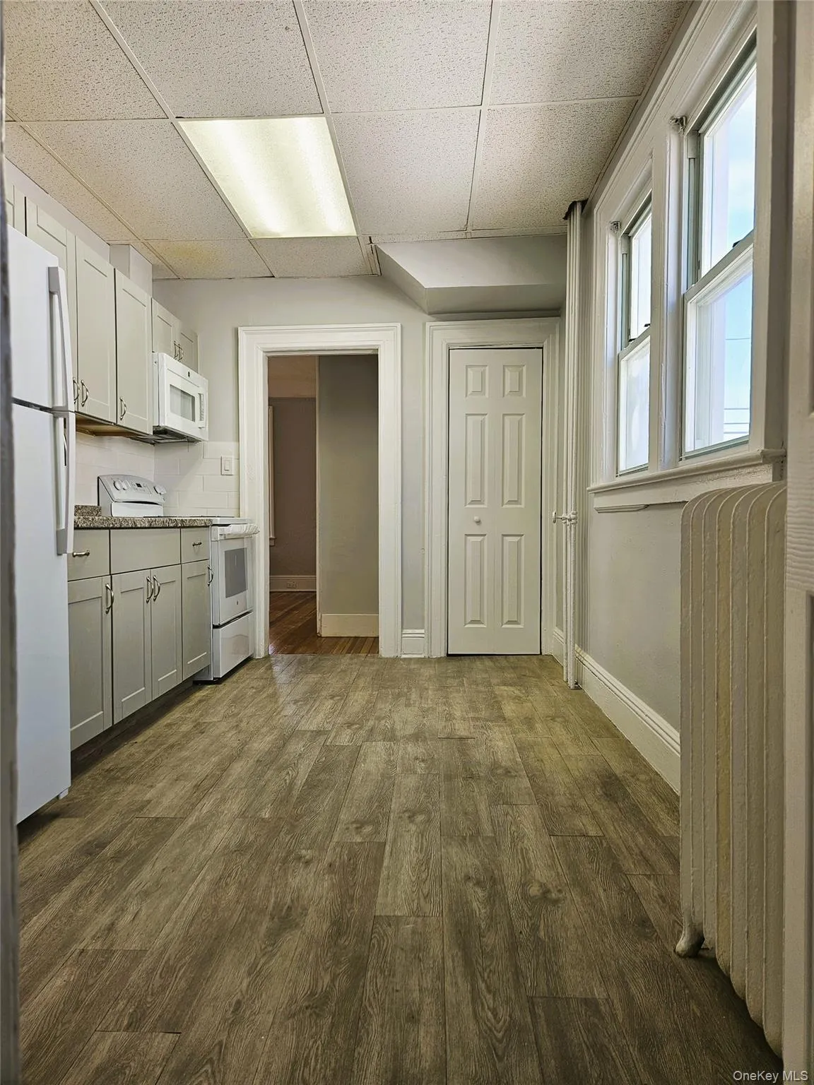 large brand new eat in kitchen, new appliances large brand new eat in kitchen, new appliances