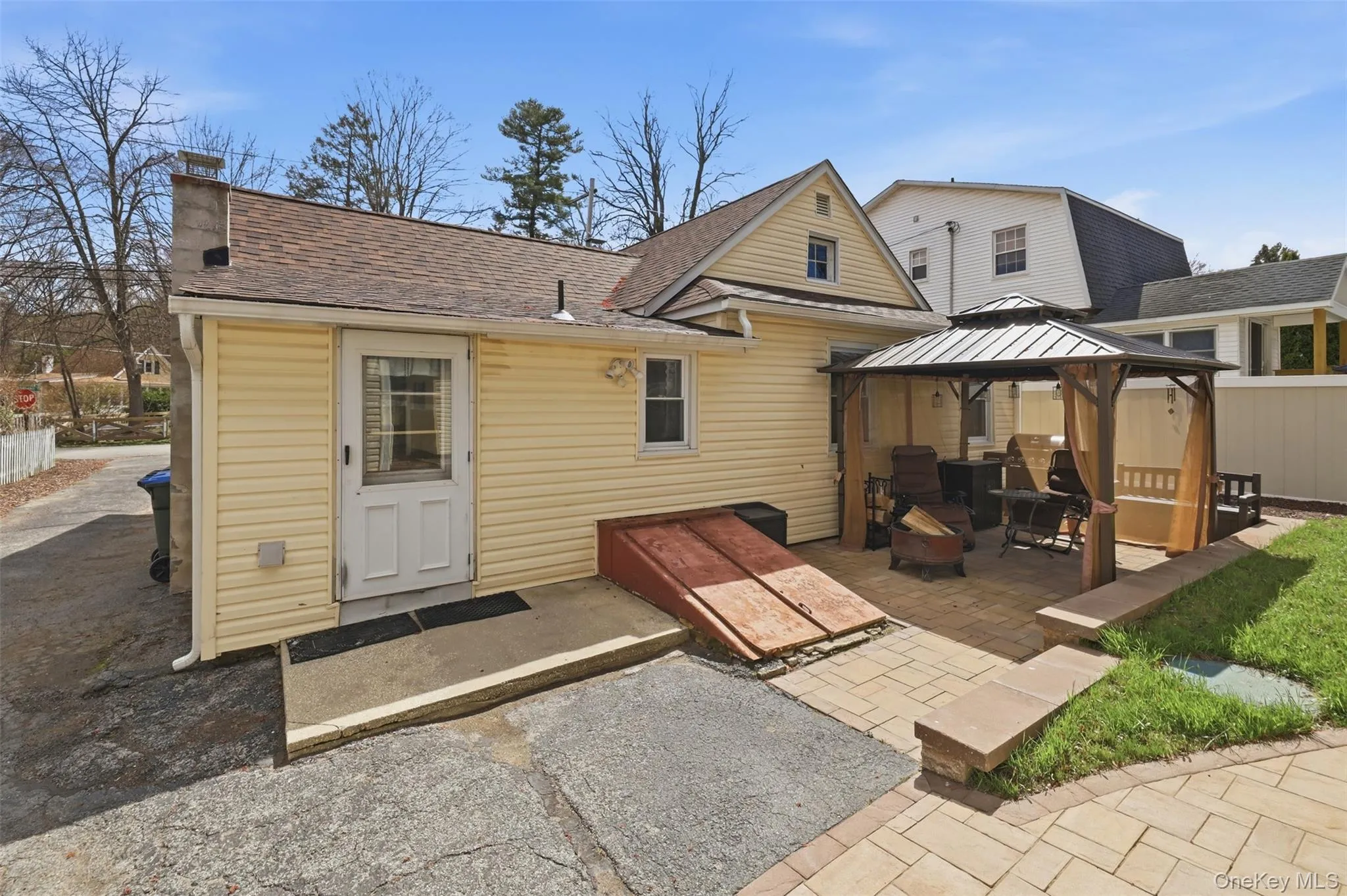 Lovely backyard with paver patio, fenced for privacy Lovely backyard with paver patio, fenced for privacy