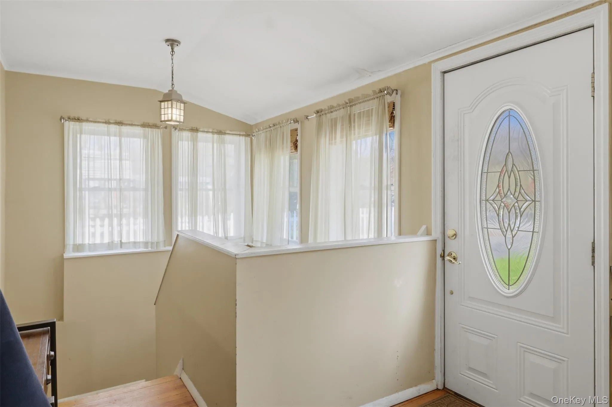 Welcome into your front entrance with open concept into the living space, kitchen or stairs to the lower level Welcome into your front entrance with open concept into the living space, kitchen or stairs to the lower level