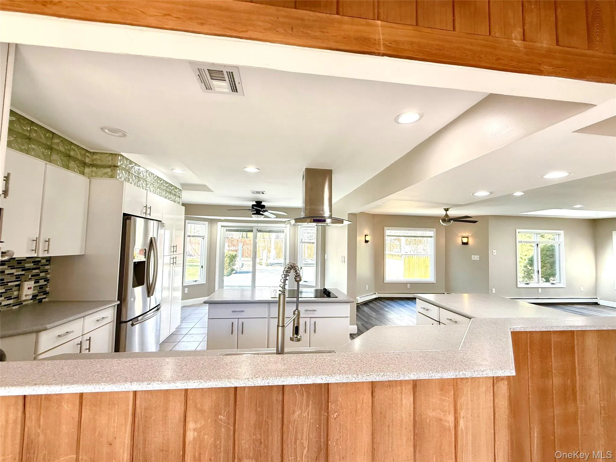 Foyer with open sightline to the kitchen Foyer with open sightline to the kitchen