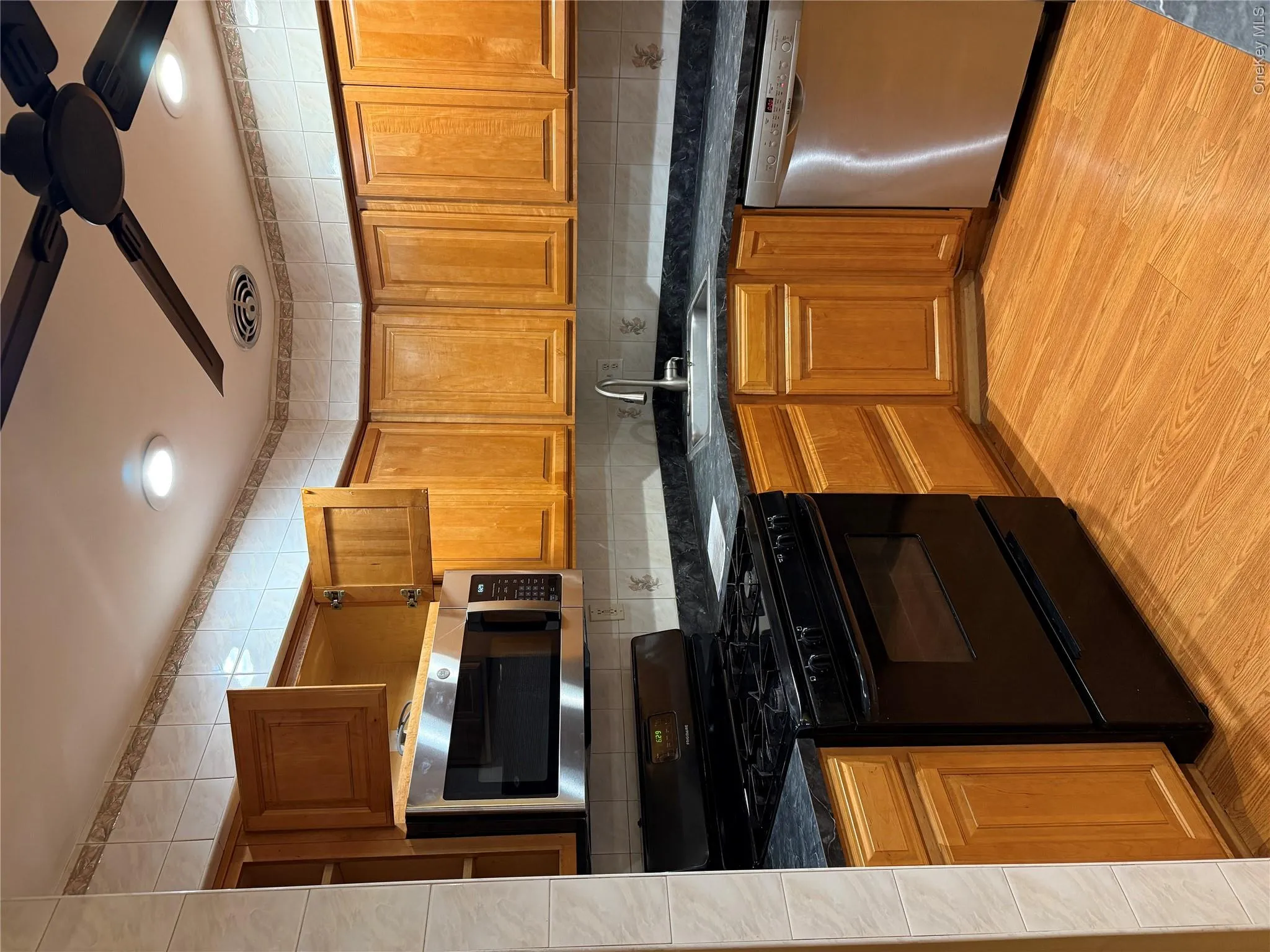 83-13 149th Avenue, New York, NY, 3 Bedrooms Bedrooms, 6 Rooms Rooms,1 BathroomBathrooms,Residential Lease,For Rent,149th,0,982733 83-13 149th Avenue, New York, NY, 3 Bedrooms Bedrooms, 6 Rooms Rooms,1 BathroomBathrooms,Residential Lease,For Rent,149th,0,982733