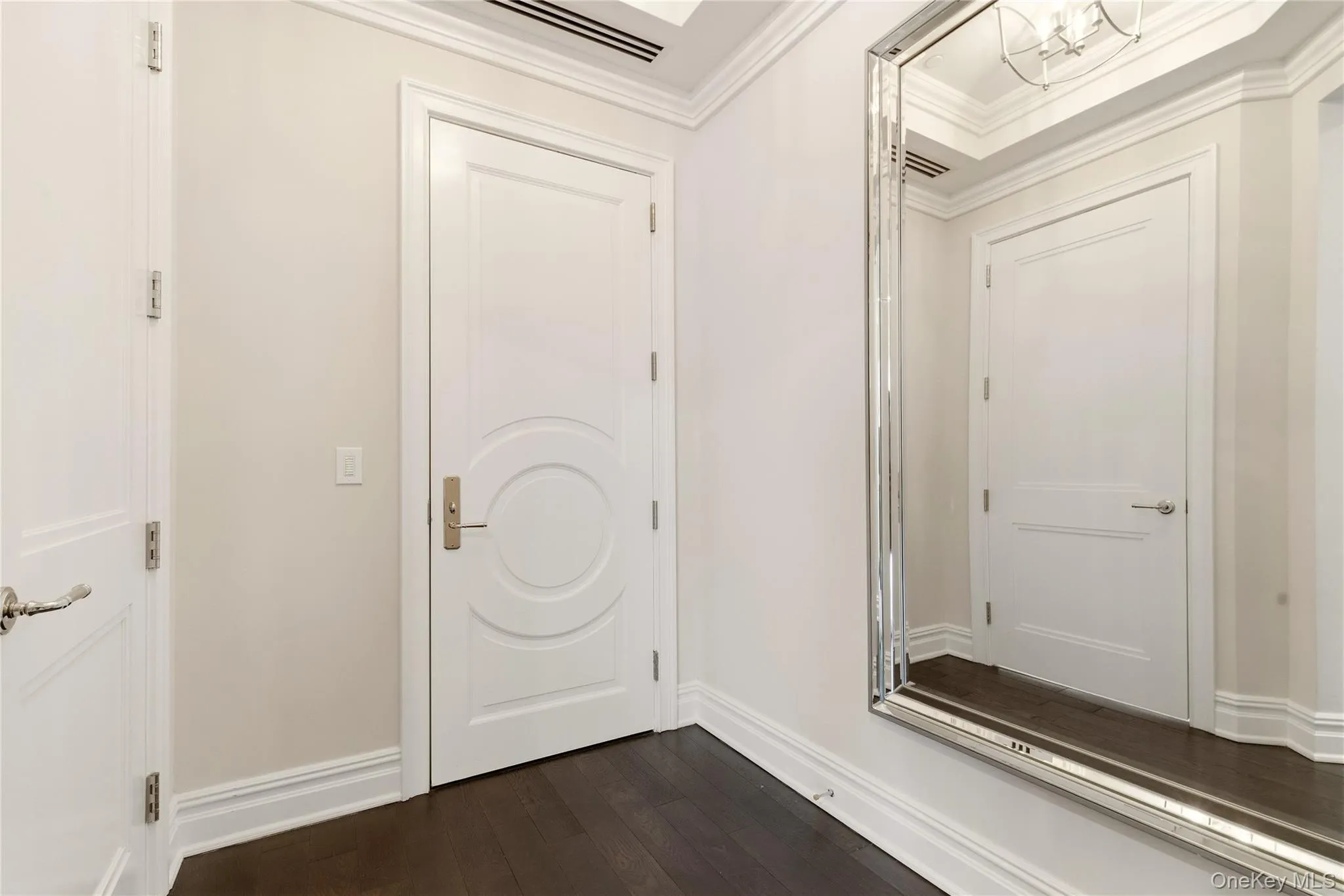 5000 Royal Court, North Hempstead, NY, 2 Bedrooms Bedrooms, 6 Rooms Rooms,2 BathroomsBathrooms,Residential,For Rent,Royal,0,982832 5000 Royal Court, North Hempstead, NY, 2 Bedrooms Bedrooms, 6 Rooms Rooms,2 BathroomsBathrooms,Residential,For Rent,Royal,0,982832