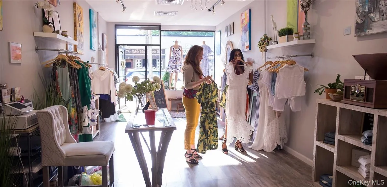 Stroll to our boutiques and shops Stroll to our boutiques and shops