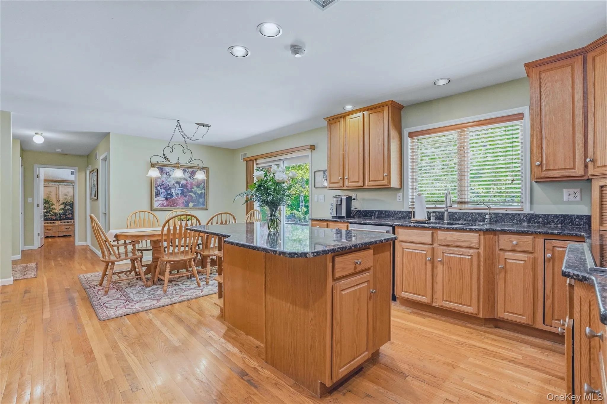 Bright and sunny eat in kitchen. Bright and sunny eat in kitchen.