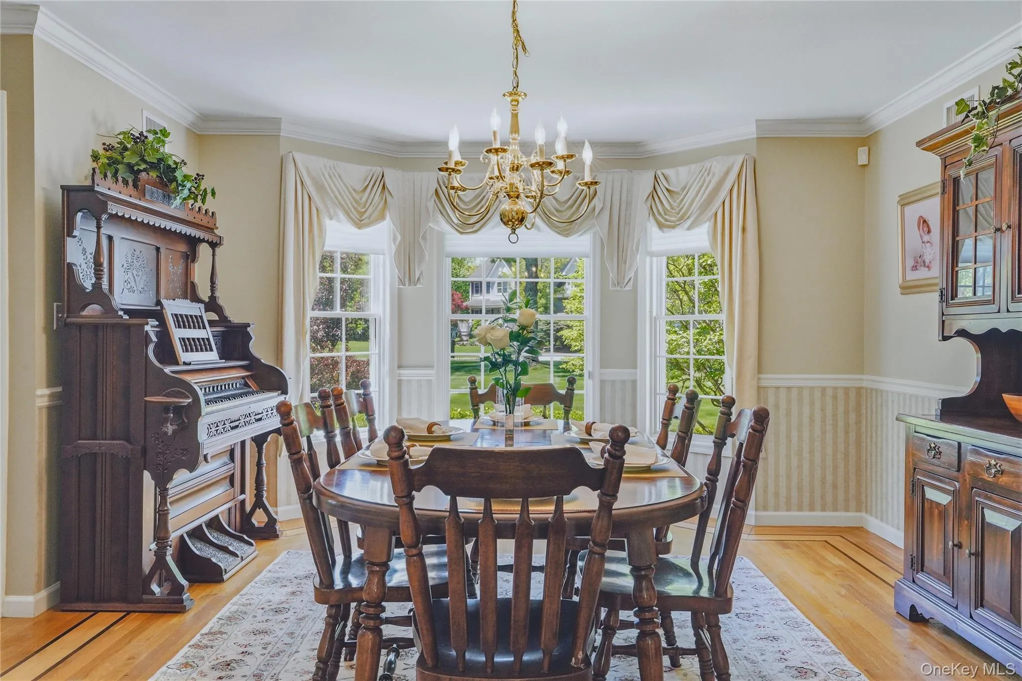Formal Dining room with bay window, crown moldings and inlaid wood floor design. Formal Dining room with bay window, crown moldings and inlaid wood floor design.