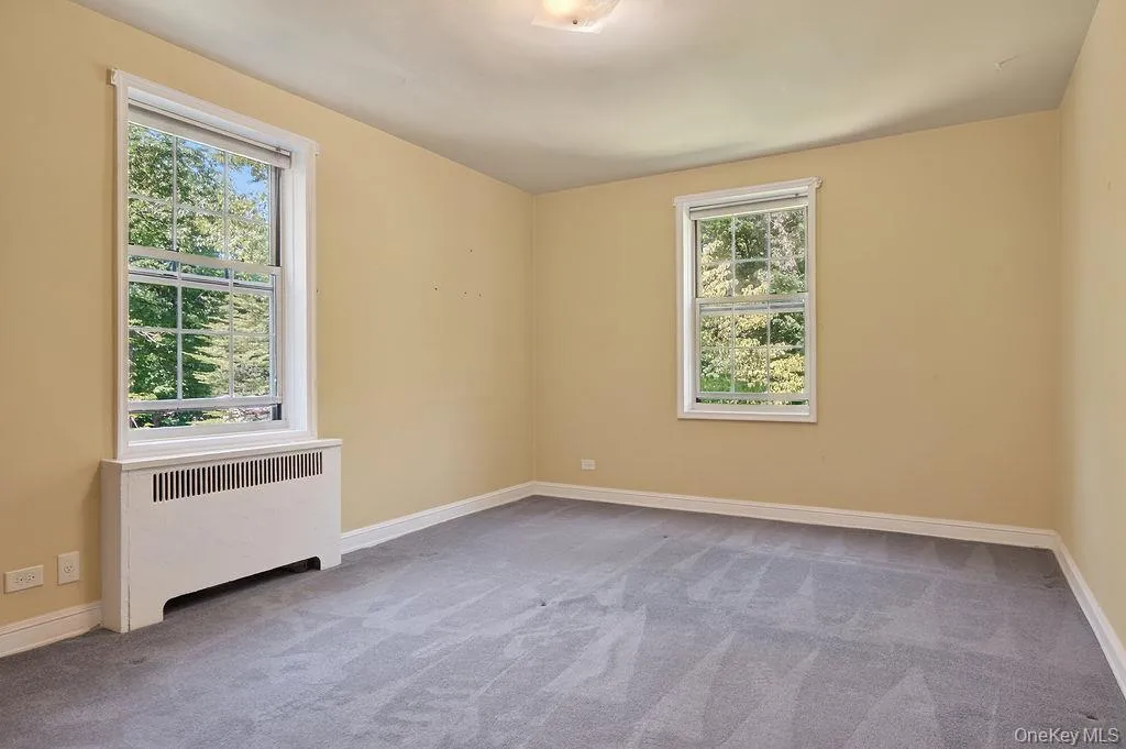 Corner room with abundant light and peaceful views Corner room with abundant light and peaceful views