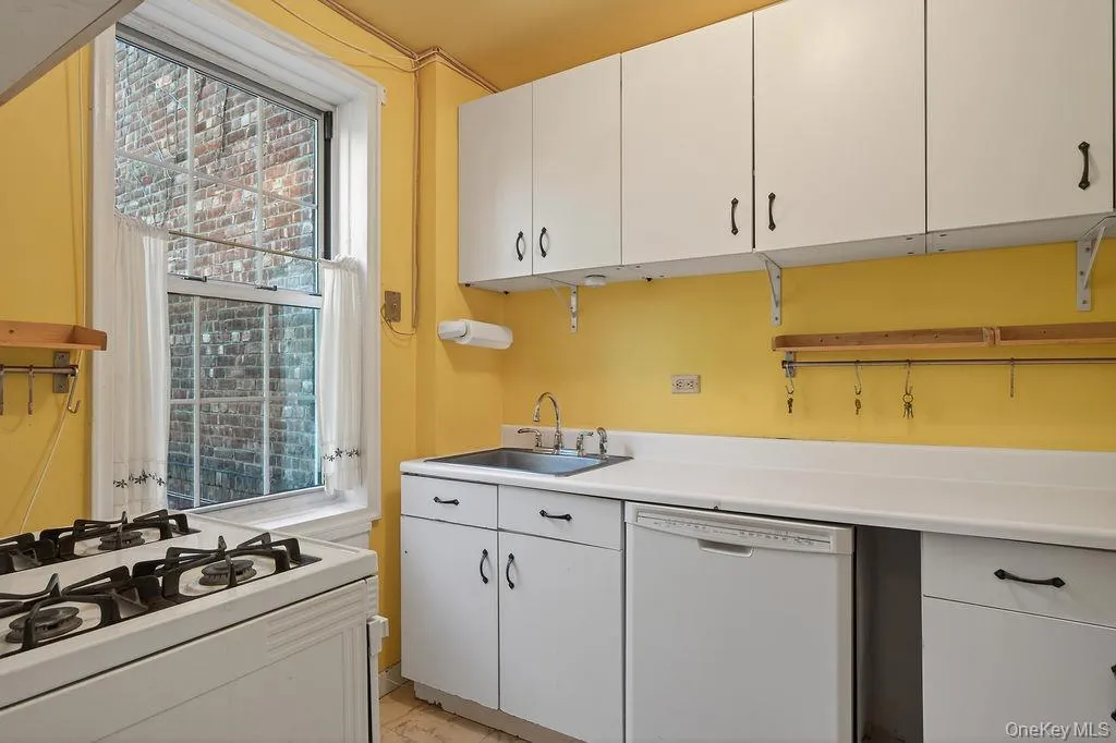 Would not take a lot to make this kitchen your own! Would not take a lot to make this kitchen your own!