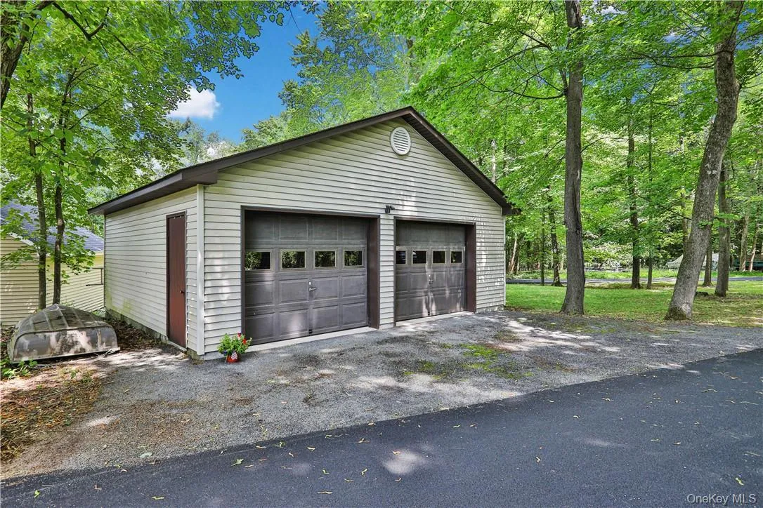 1 garage space available for tenant and 1 parking space in front of garage 1 garage space available for tenant and 1 parking space in front of garage