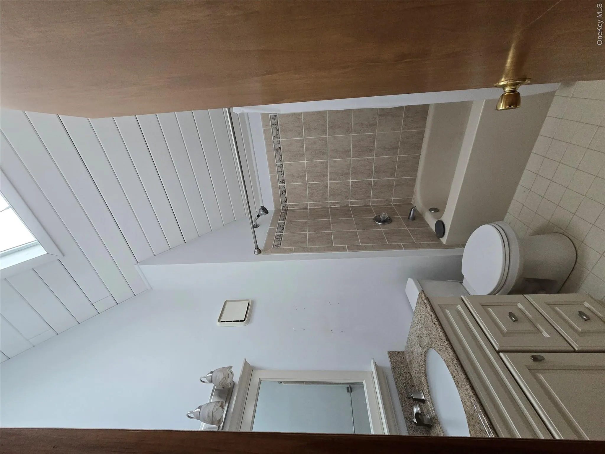 Second Floor Bathroom with tub Second Floor Bathroom with tub