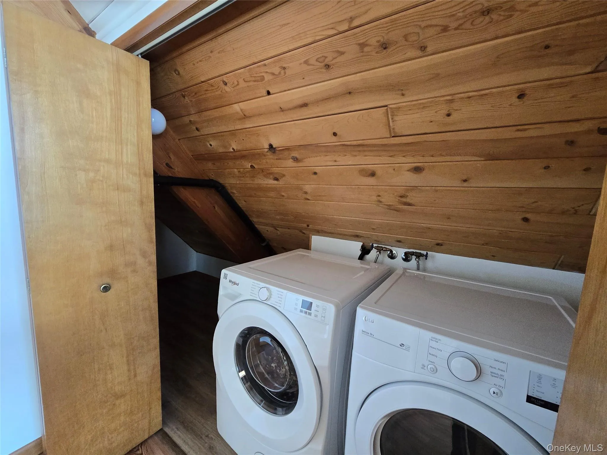 Laundry area located off the loft area on 2nd floor Laundry area located off the loft area on 2nd floor
