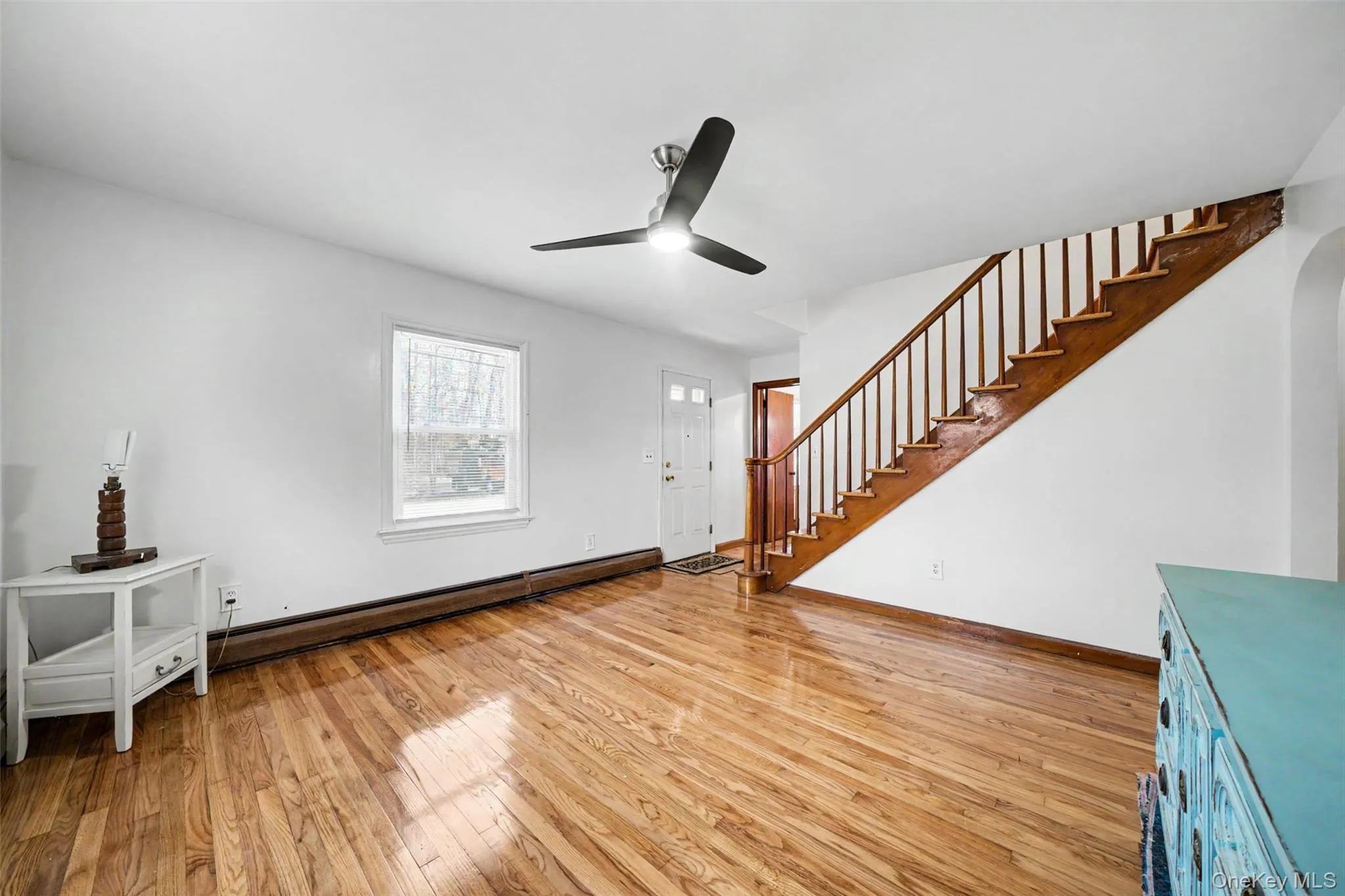 The blue console table does not stay. Sorry! The blue console table does not stay. Sorry!