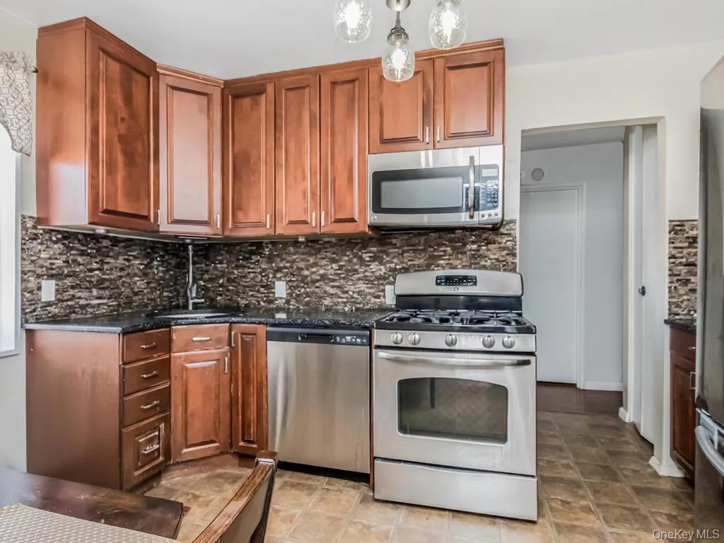 11 Balint Drive, Yonkers, NY, 3 Bedrooms Bedrooms, 5 Rooms Rooms,2 BathroomsBathrooms,Residential,For Rent,Balint,0,983176 11 Balint Drive, Yonkers, NY, 3 Bedrooms Bedrooms, 5 Rooms Rooms,2 BathroomsBathrooms,Residential,For Rent,Balint,0,983176