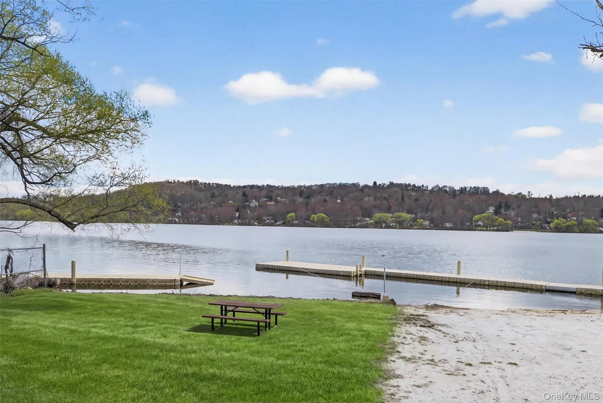 Putnam Lake and Beach. Virtual Grass. Putnam Lake and Beach. Virtual Grass.