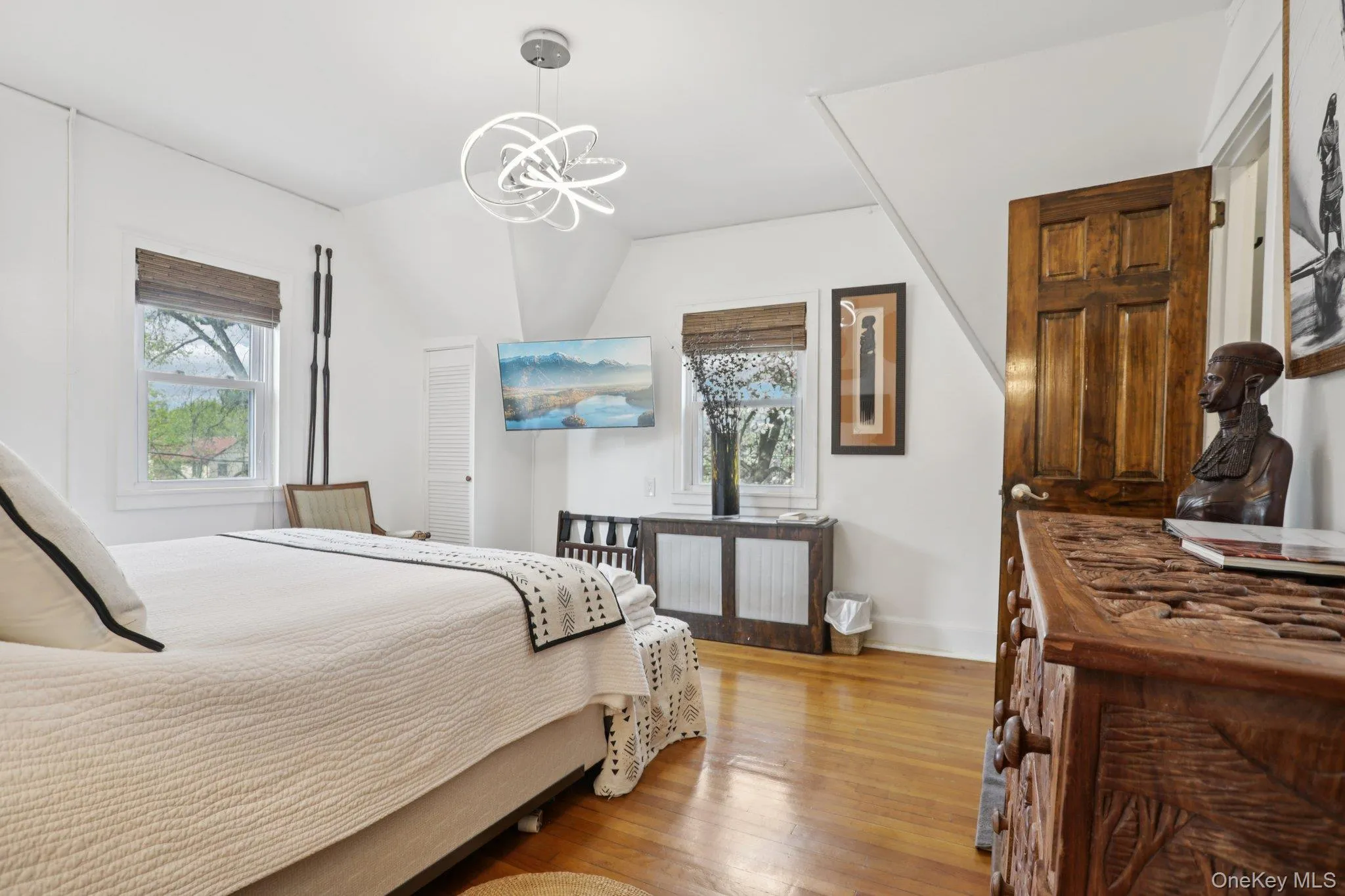 First floor sunny main bedroom with full bathroom First floor sunny main bedroom with full bathroom