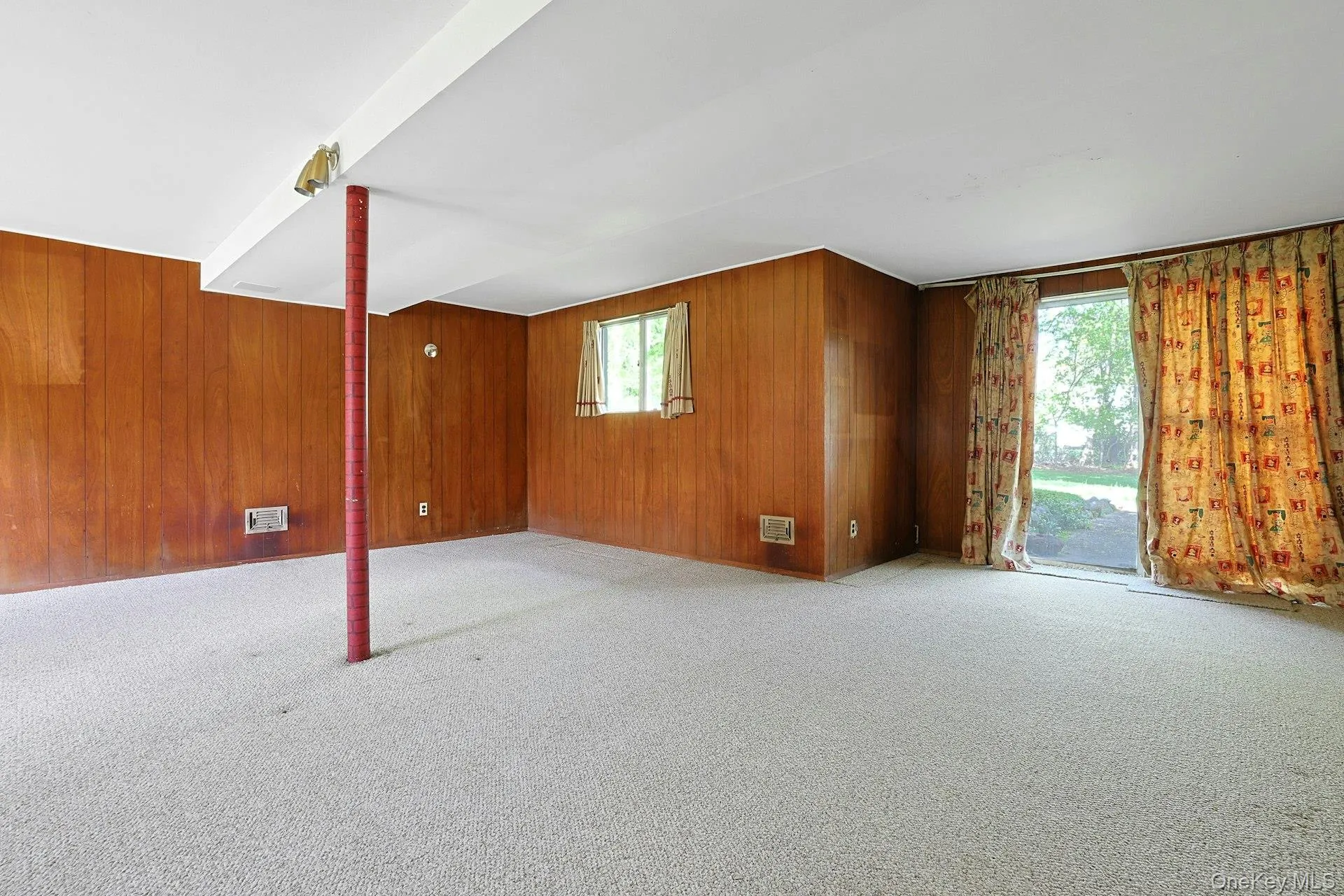 Walk out lower level with access to the rear yardd Walk out lower level with access to the rear yardd