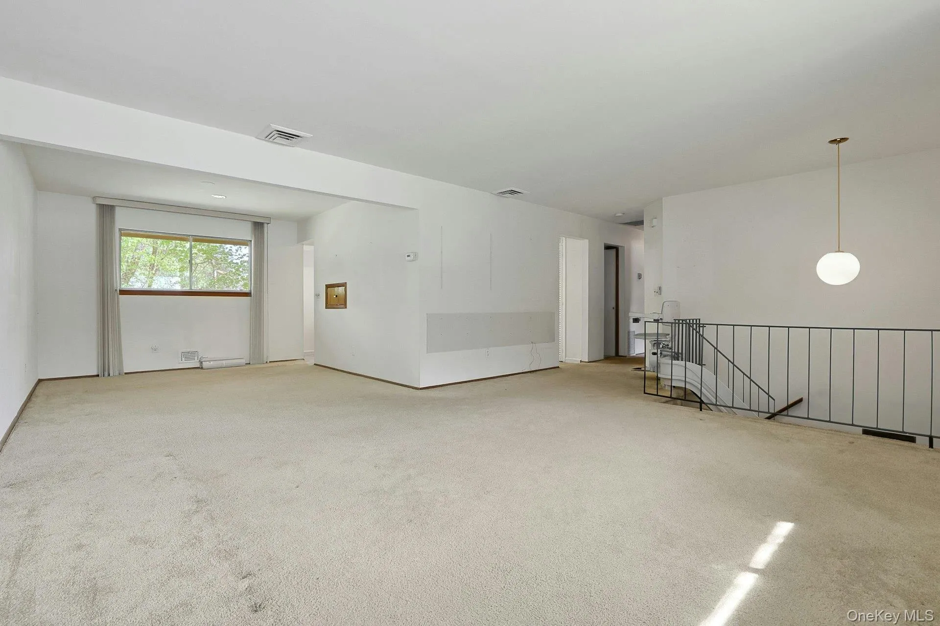 Expansve living room & dining room Expansve living room & dining room