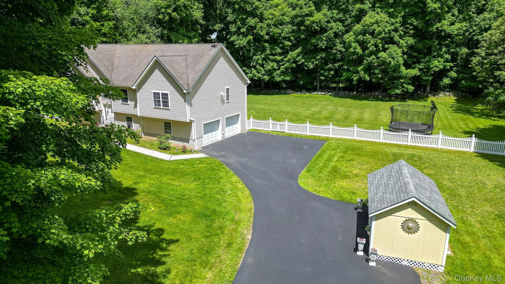 You've found it! 800 yards of driveway appears after wooded road. You've found it! 800 yards of driveway appears after wooded road.