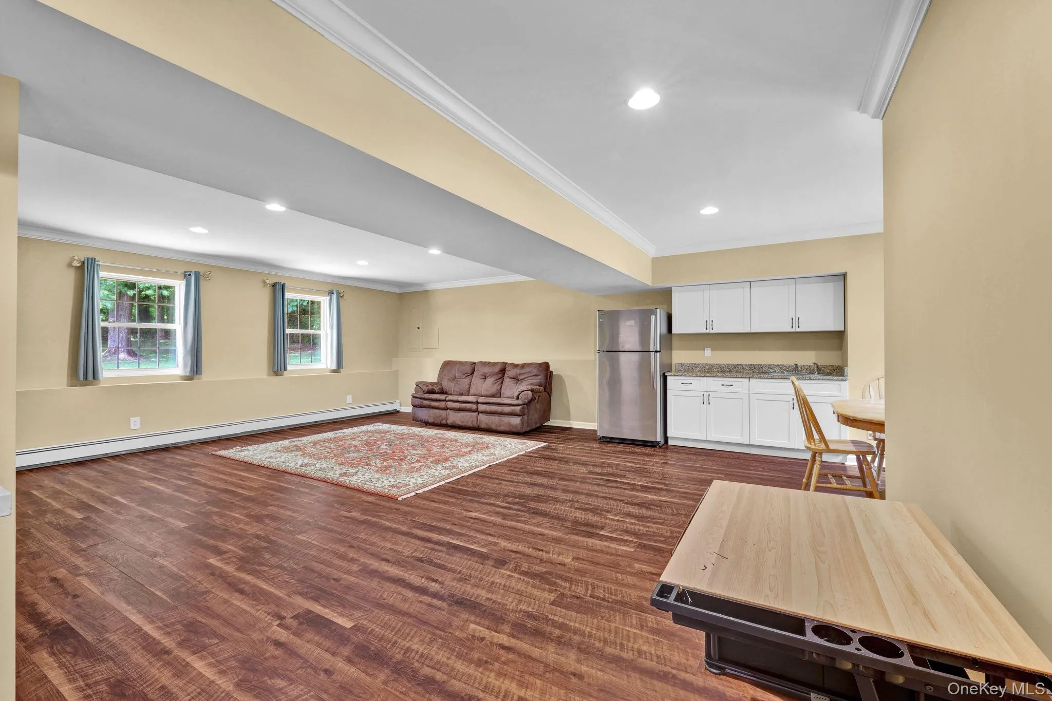 Huge den with possibility of guest suite or in-law apartment. Huge den with possibility of guest suite or in-law apartment.