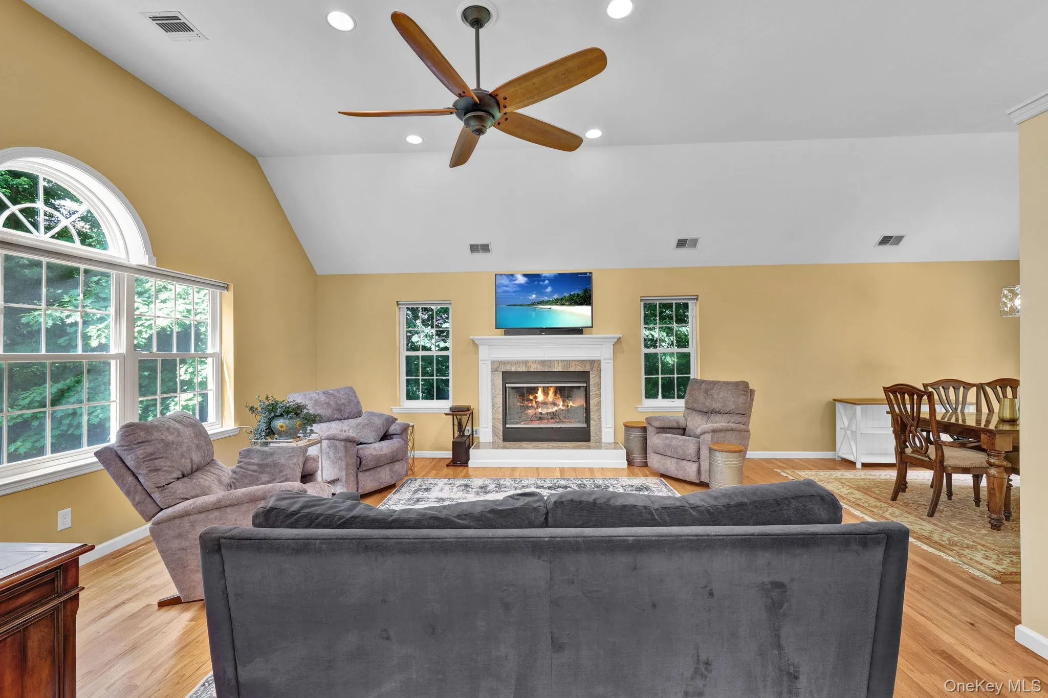 Watch a movie or just the outdoors in comfort. Watch a movie or just the outdoors in comfort.