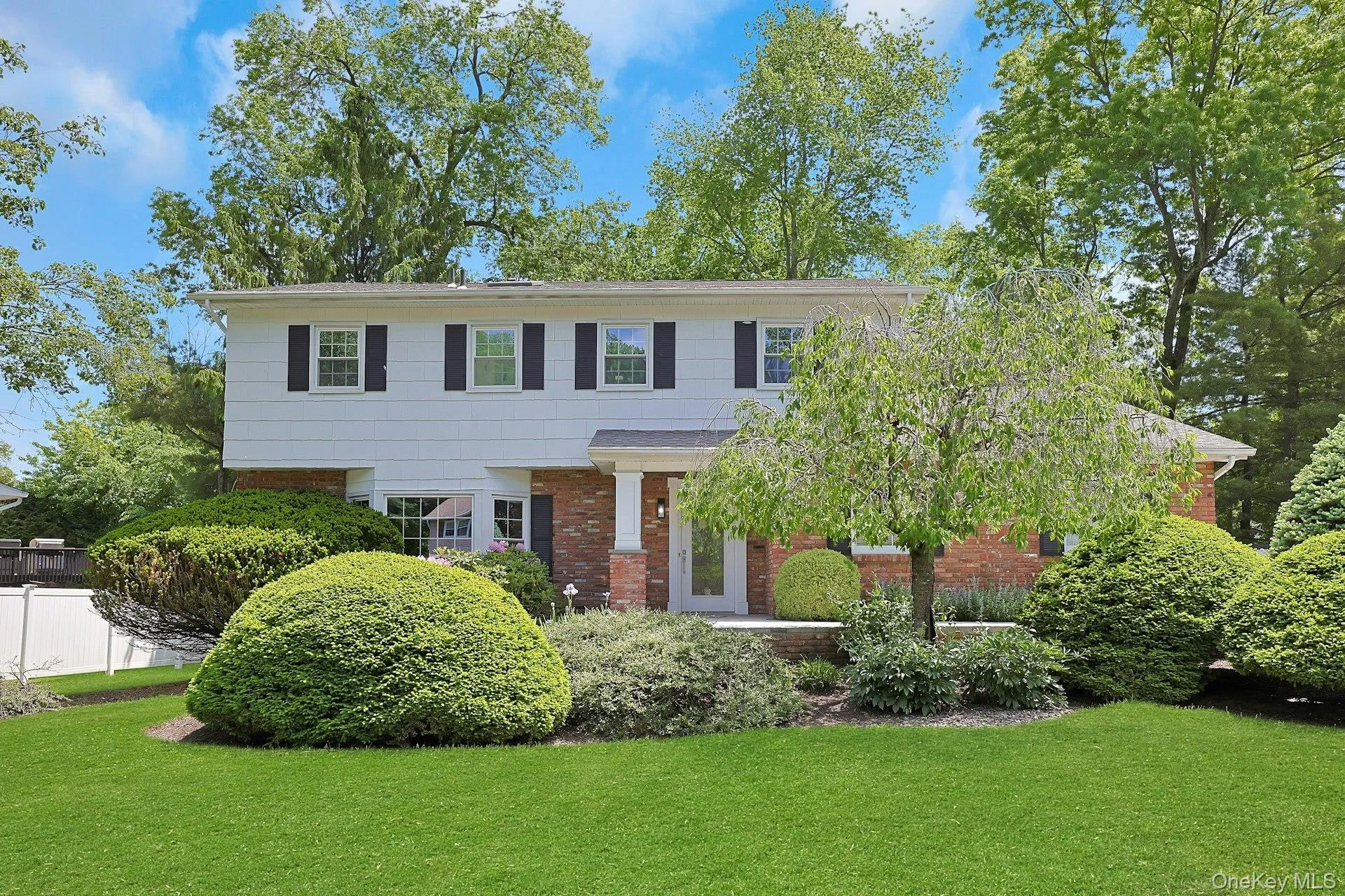Professionally landscaped & maintained Professionally landscaped & maintained