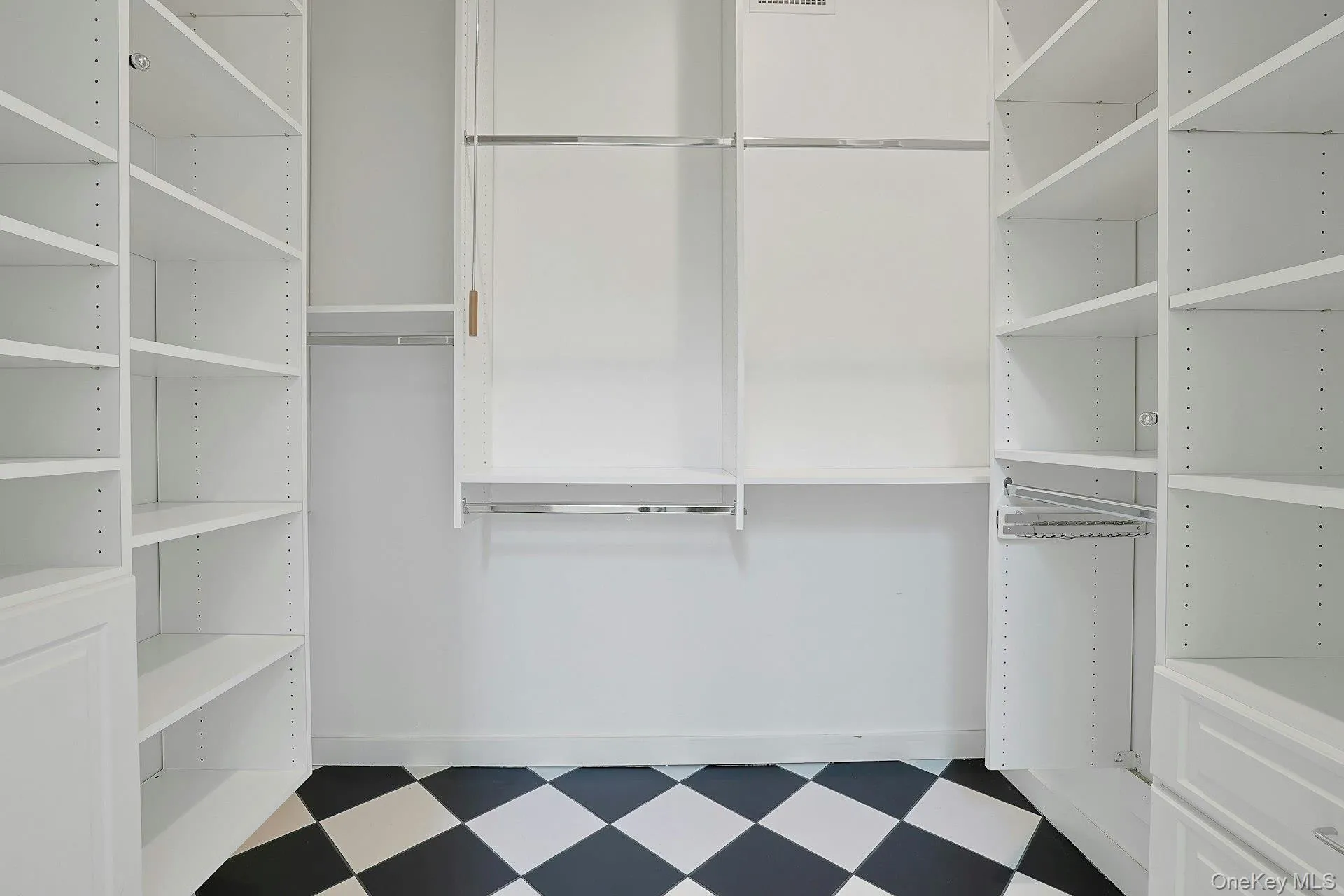 Perfecty organized walk in close in the primary suite Perfecty organized walk in close in the primary suite