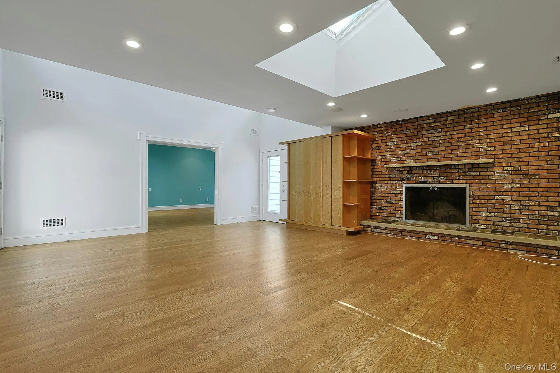 Truly great -- with a fireplace, skylight, hardwood flooring & more Truly great -- with a fireplace, skylight, hardwood flooring & more