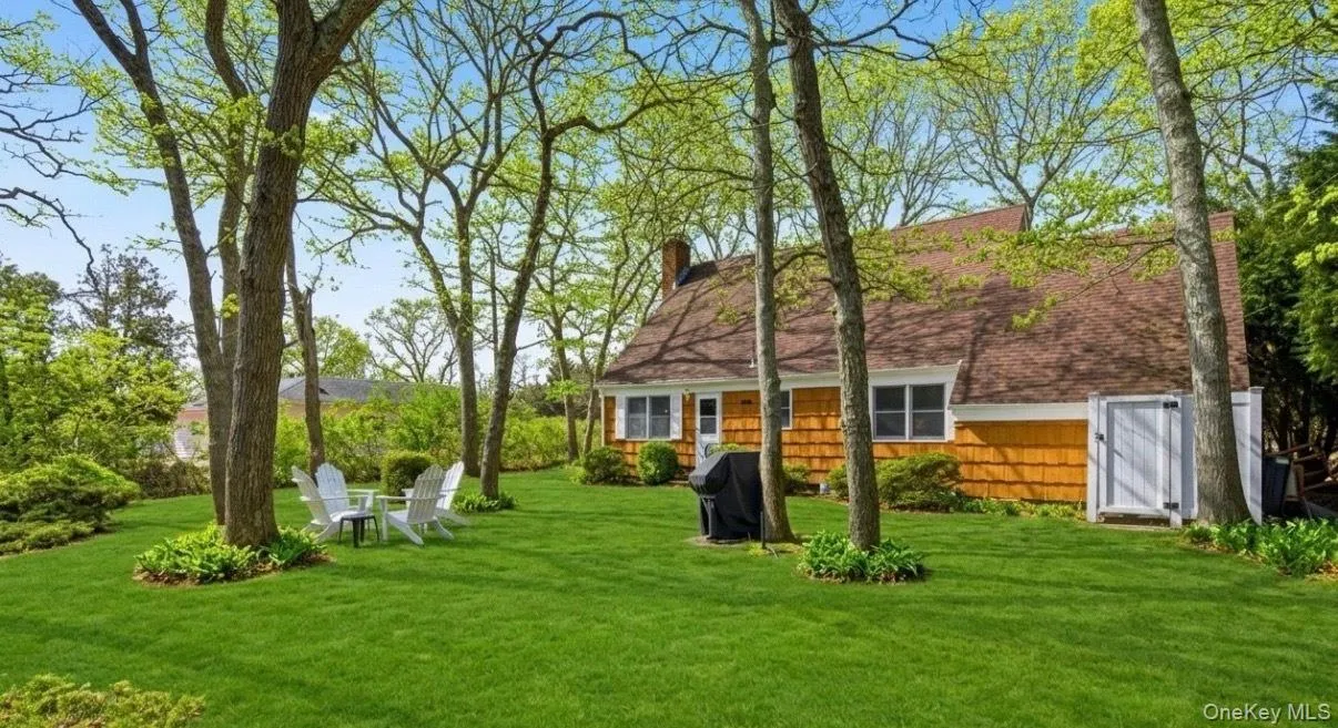 3 Foster Avenue, Southampton, NY, 2 Bedrooms Bedrooms, 6 Rooms Rooms,2 BathroomsBathrooms,Residential Lease,For Rent,Foster,0,983470 3 Foster Avenue, Southampton, NY, 2 Bedrooms Bedrooms, 6 Rooms Rooms,2 BathroomsBathrooms,Residential Lease,For Rent,Foster,0,983470