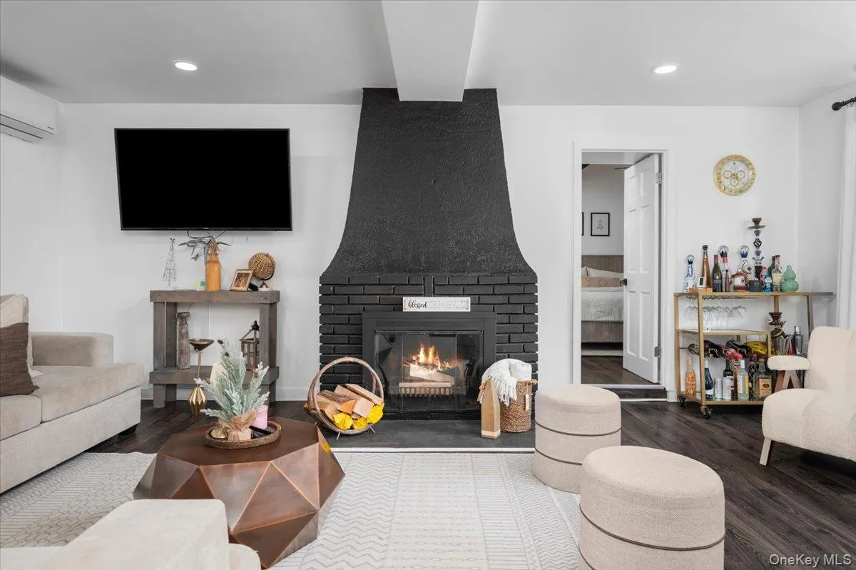 The Living Room /Fireplace The Living Room /Fireplace
