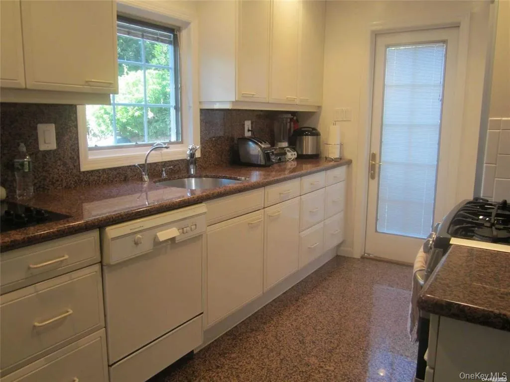64 Old Pond Road, North Hempstead, NY, 3 Bedrooms Bedrooms, 7 Rooms Rooms,2 BathroomsBathrooms,Residential Lease,For Rent,Old Pond,0,983503 64 Old Pond Road, North Hempstead, NY, 3 Bedrooms Bedrooms, 7 Rooms Rooms,2 BathroomsBathrooms,Residential Lease,For Rent,Old Pond,0,983503
