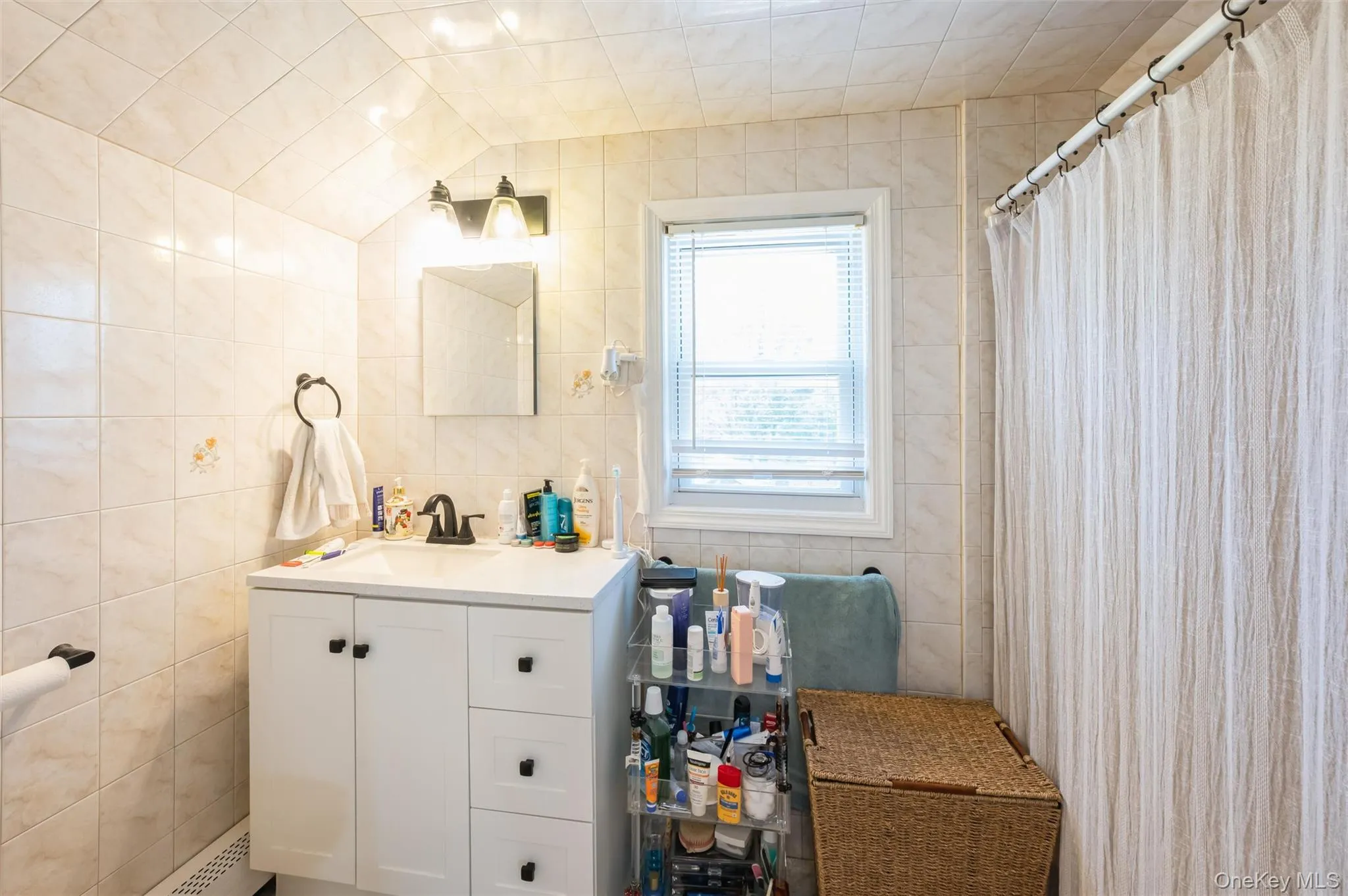 Full bathroom Located on 2nd Floor Full bathroom Located on 2nd Floor