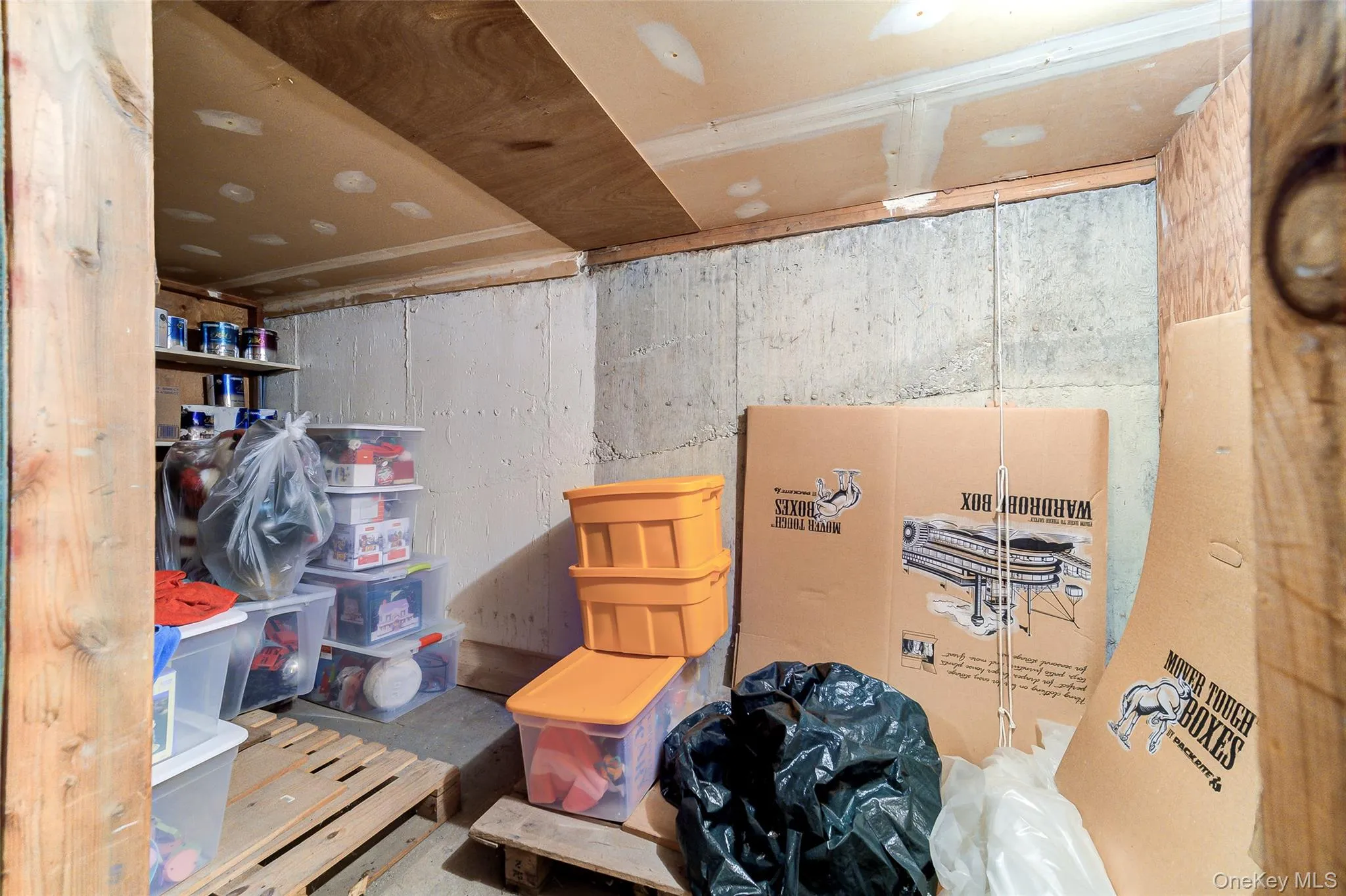 Spacious storage unit Spacious storage unit