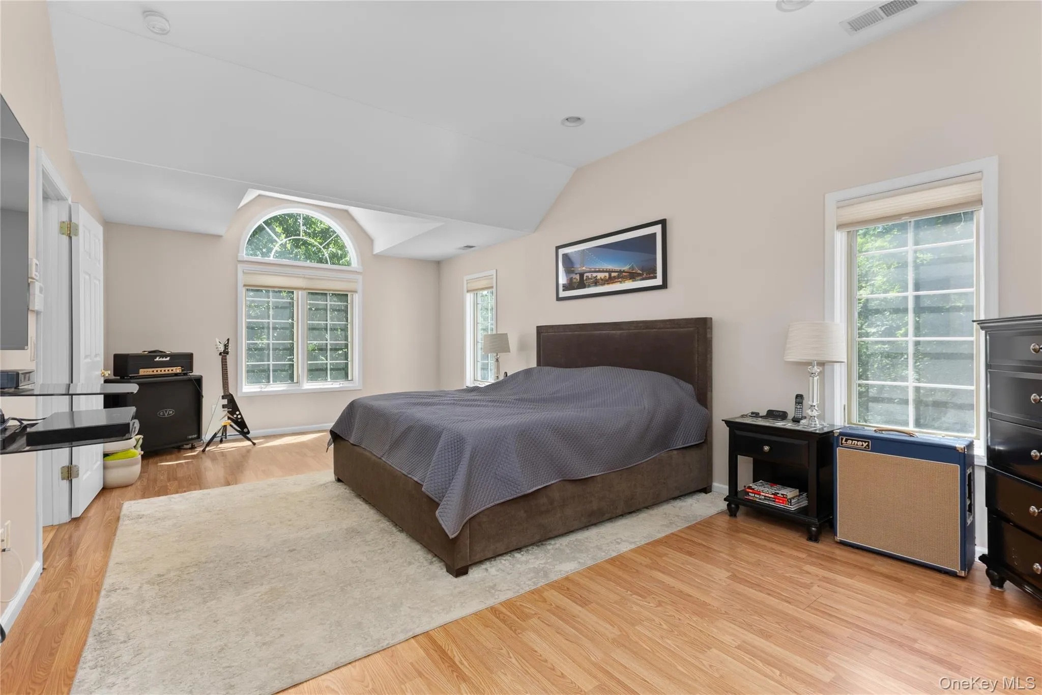 Large light filled Primary with sitting area Large light filled Primary with sitting area