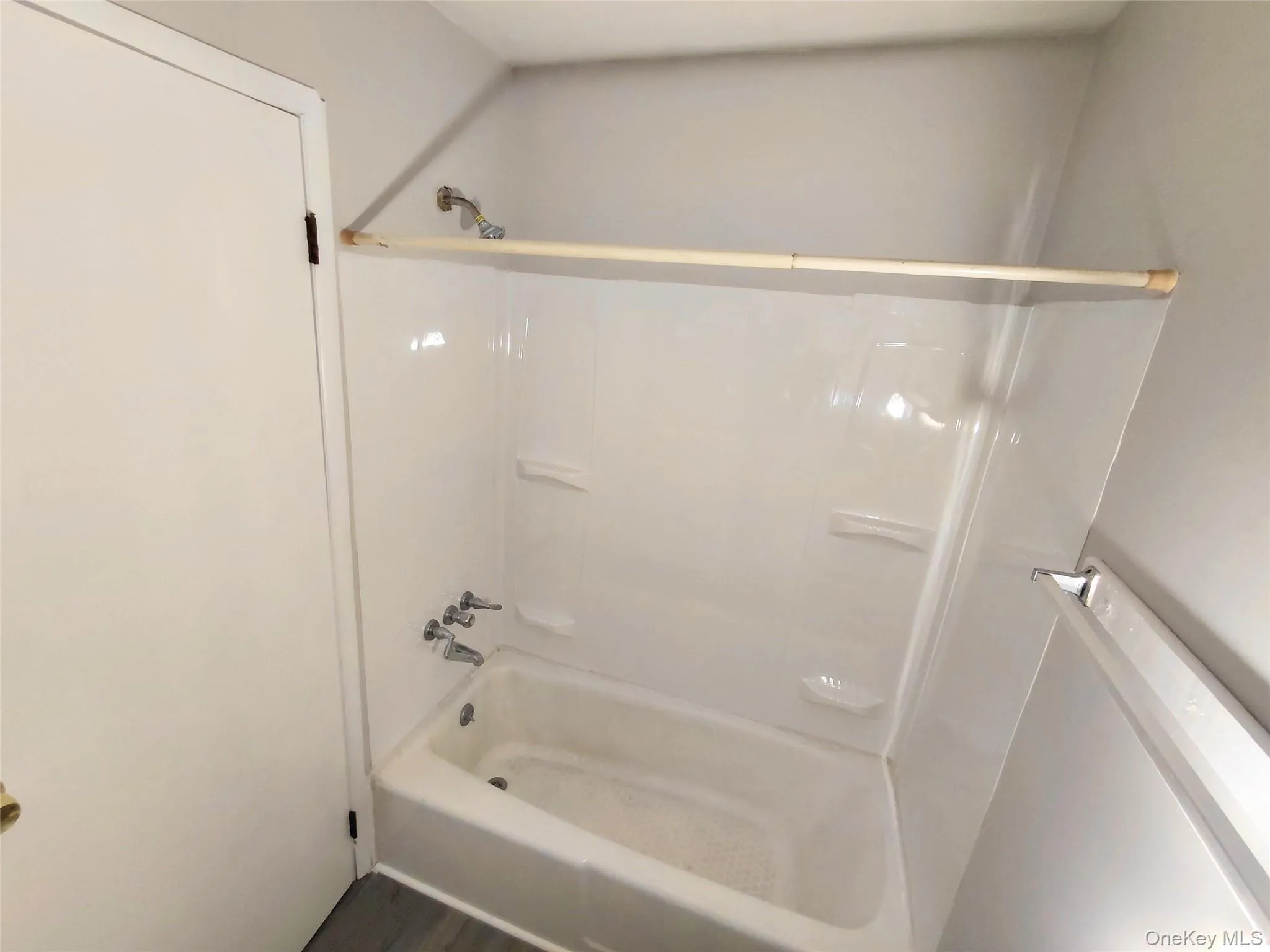 79 Franklin Street, Kingston, NY, 1 Bedroom Bedrooms, 3 Rooms Rooms,1 BathroomBathrooms,Residential Lease,For Rent,Franklin,0,983670 79 Franklin Street, Kingston, NY, 1 Bedroom Bedrooms, 3 Rooms Rooms,1 BathroomBathrooms,Residential Lease,For Rent,Franklin,0,983670