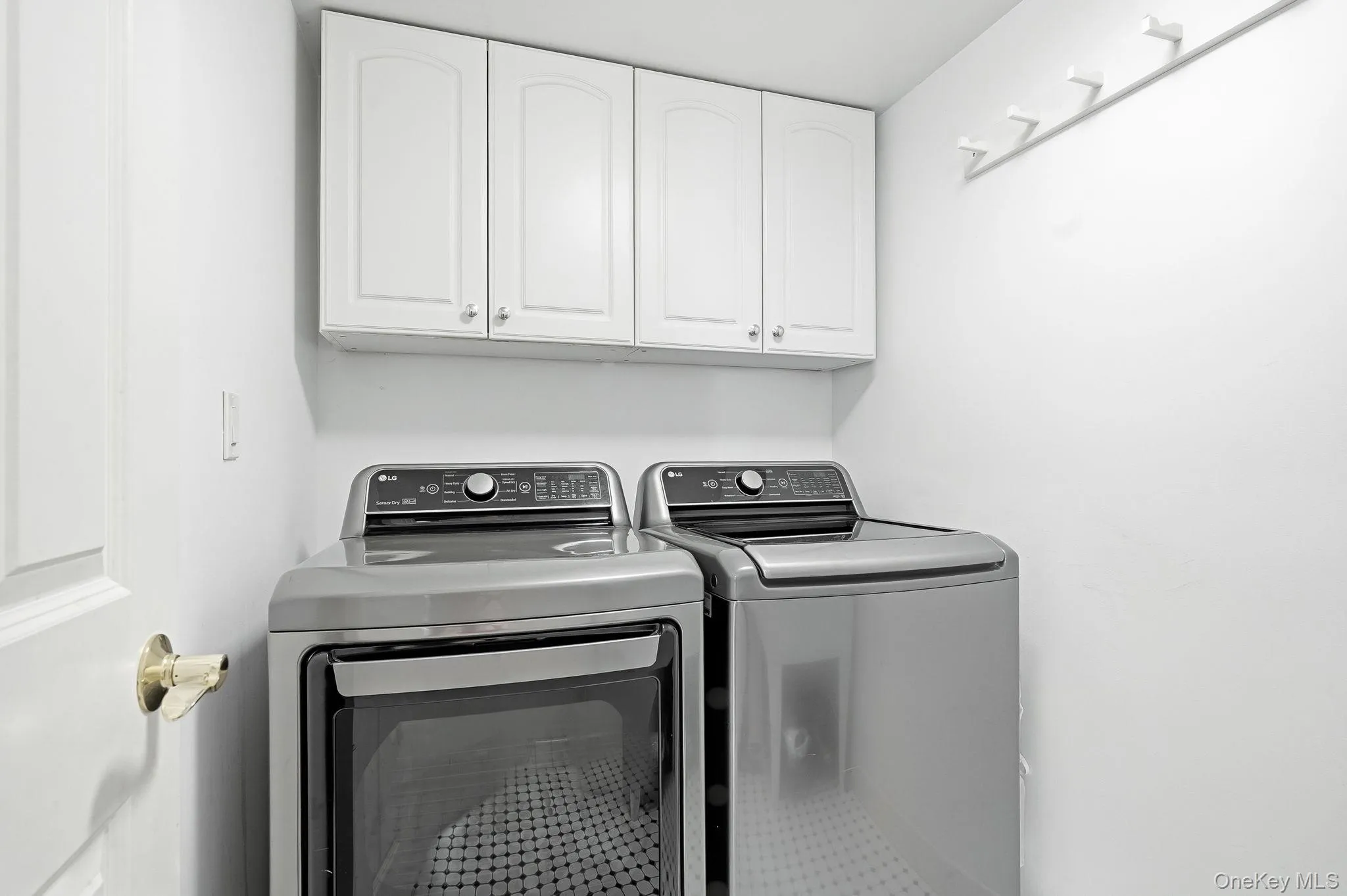 Convenint Laundry room right off the kitchen. Convenint Laundry room right off the kitchen.