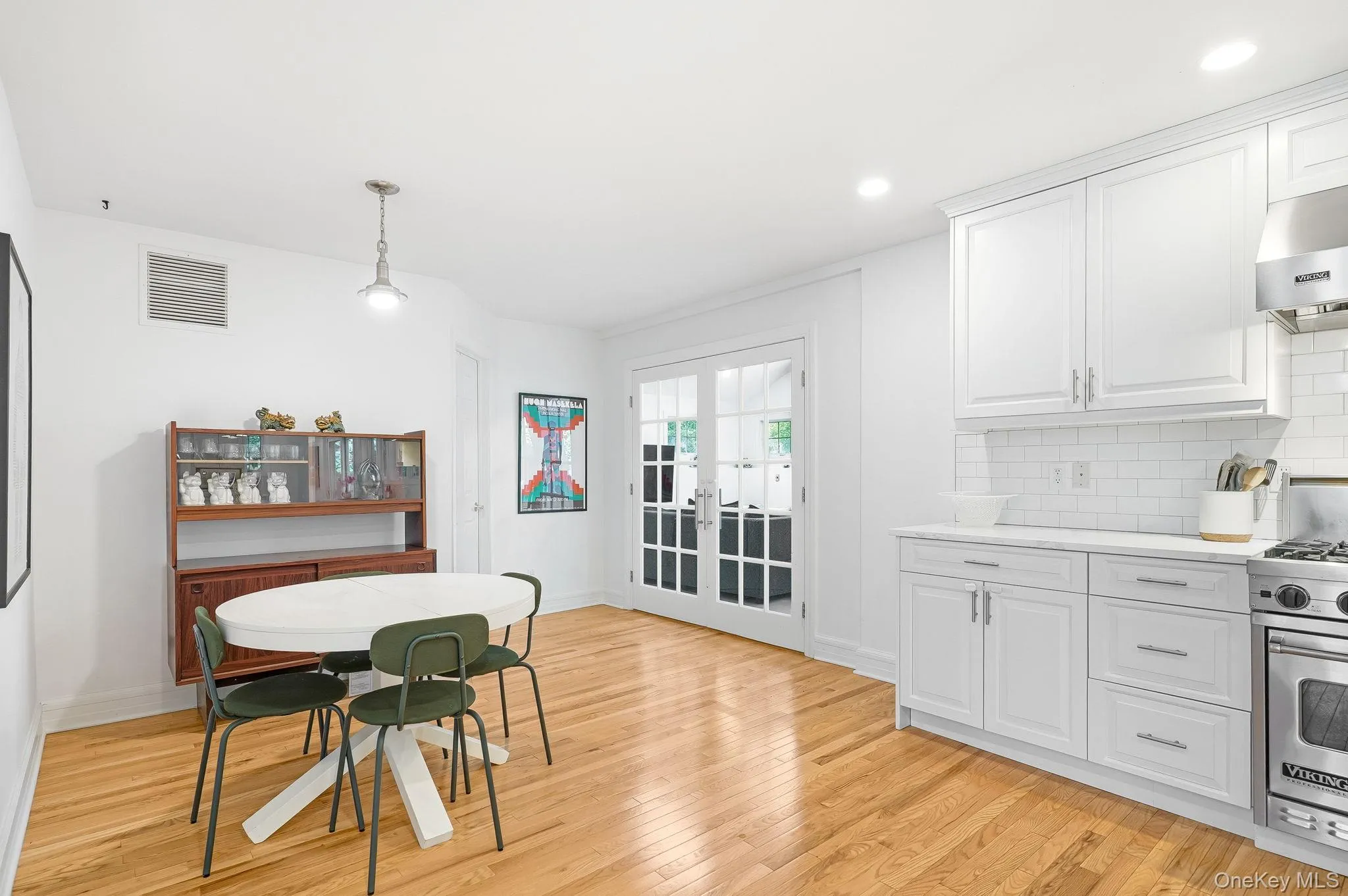 The kitchen and breakfast area connect to the living room, perfect for entertaining. The kitchen and breakfast area connect to the living room, perfect for entertaining.