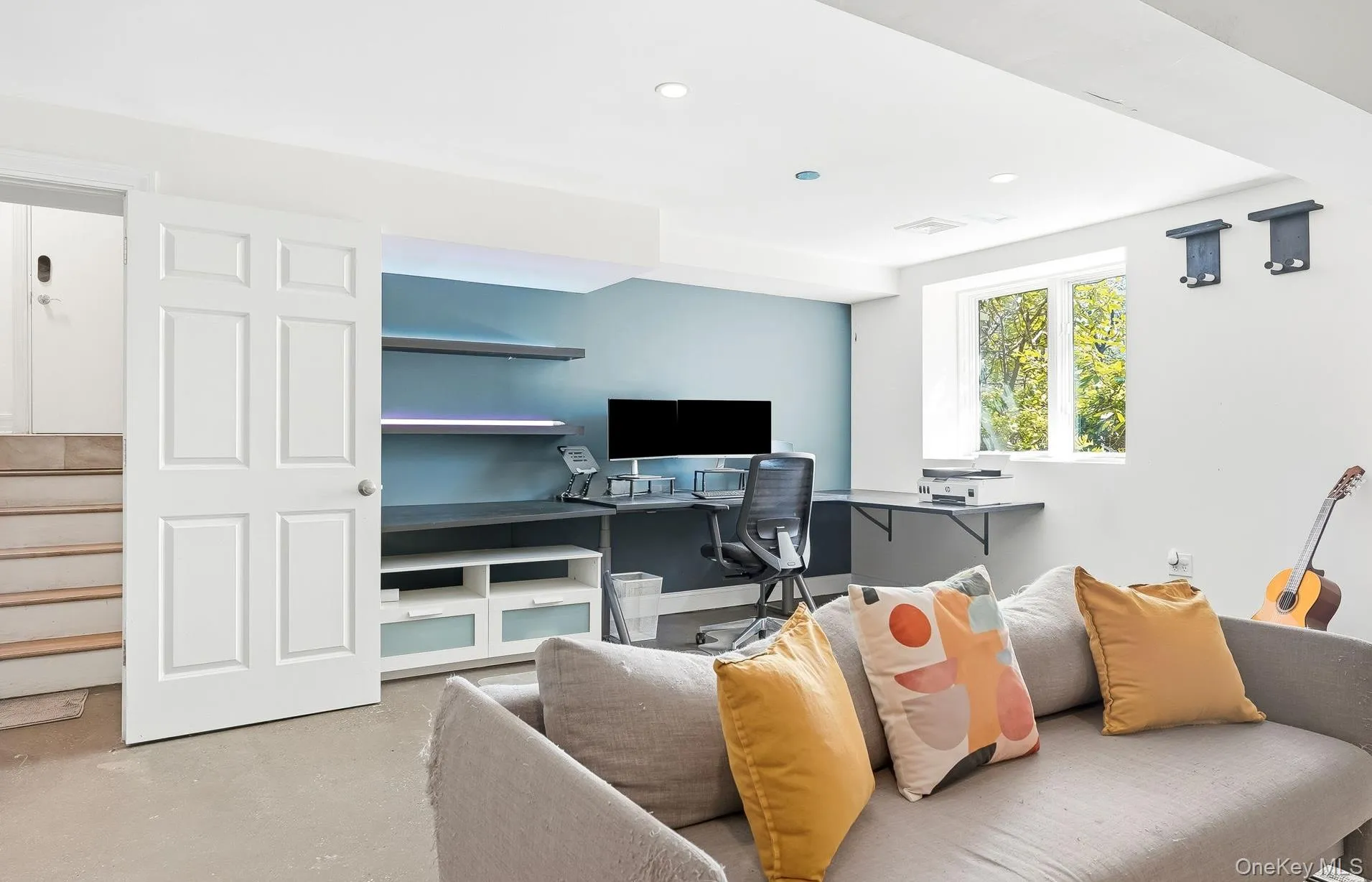 Lower Level bonus room for added conveniancy. Lower Level bonus room for added conveniancy.