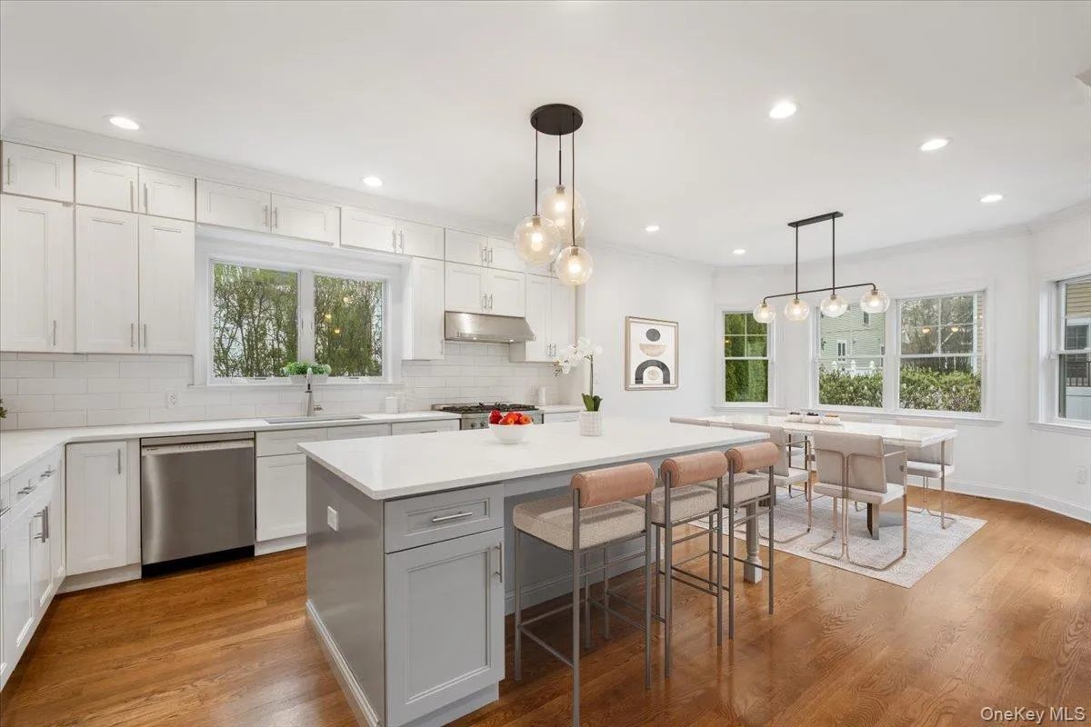 Virtually staged kitchen/ breakfast room Virtually staged kitchen/ breakfast room