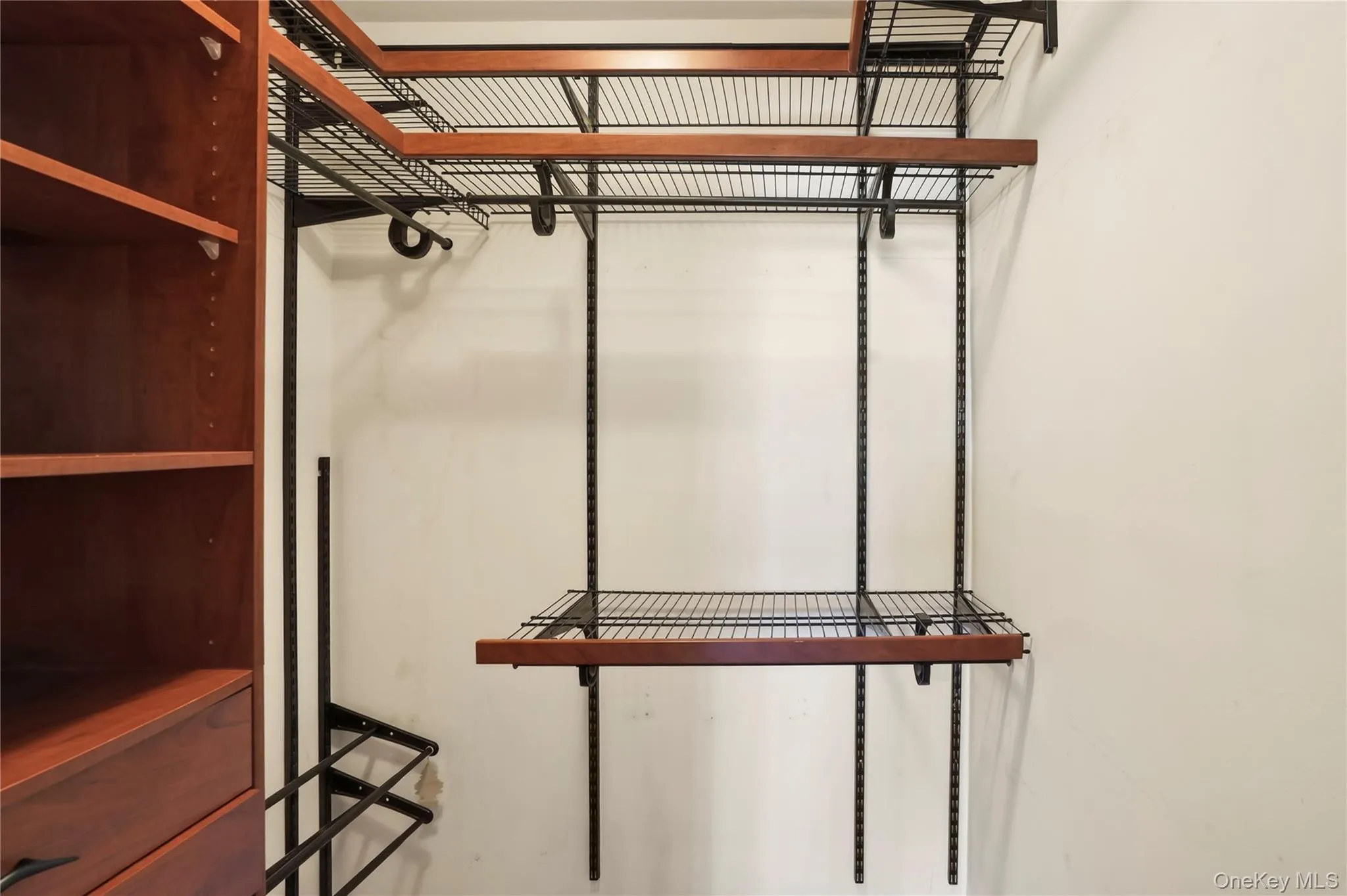 Excellent closet system to keep your organized Excellent closet system to keep your organized